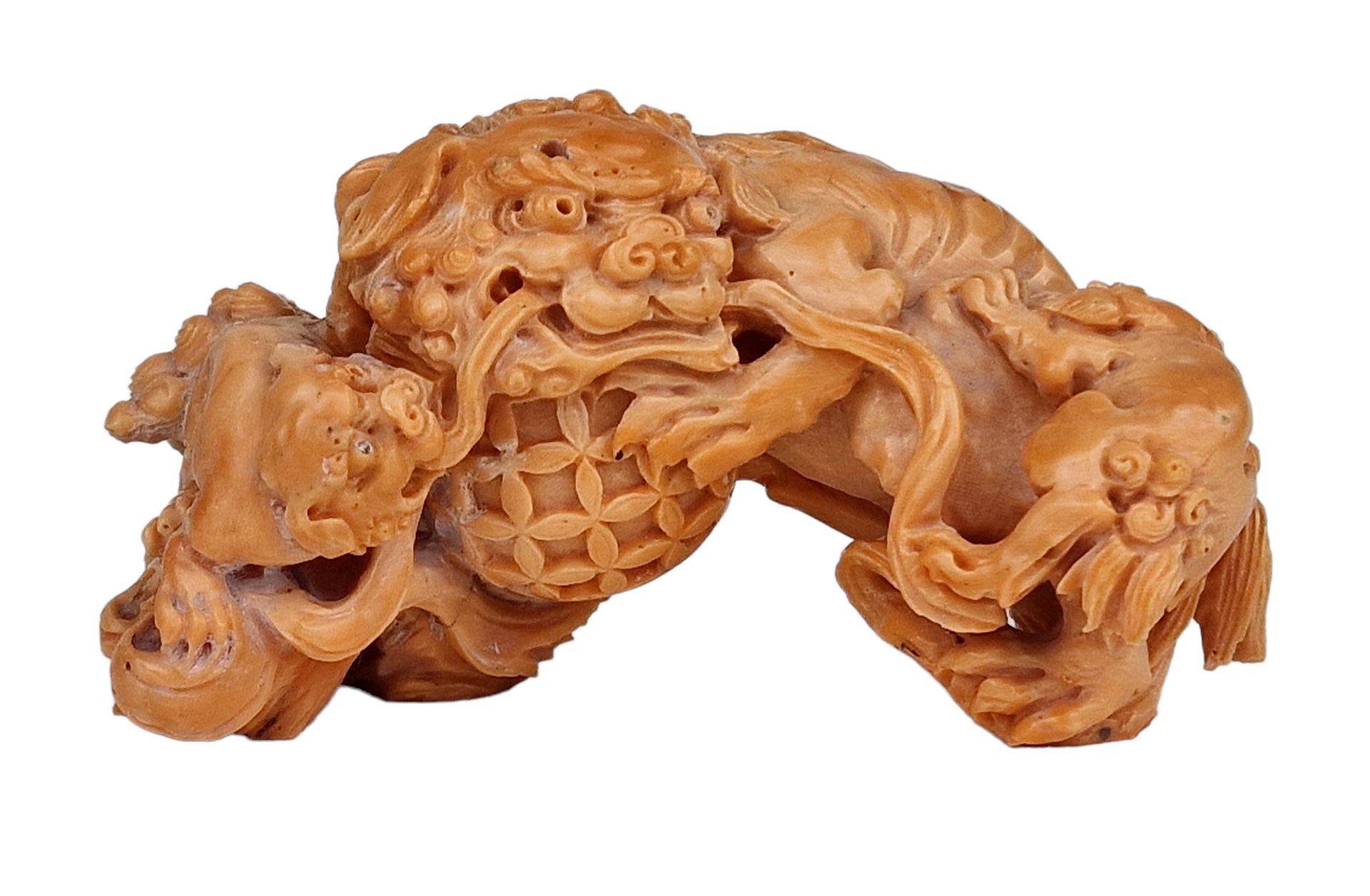 CHINE, ca.1900 重要的Fô狗



罕见的橙红色珊瑚，雕刻着丰富的Fô狗和它的孩子。恢复。

重量：180克。

尺寸 :L. 10 cm