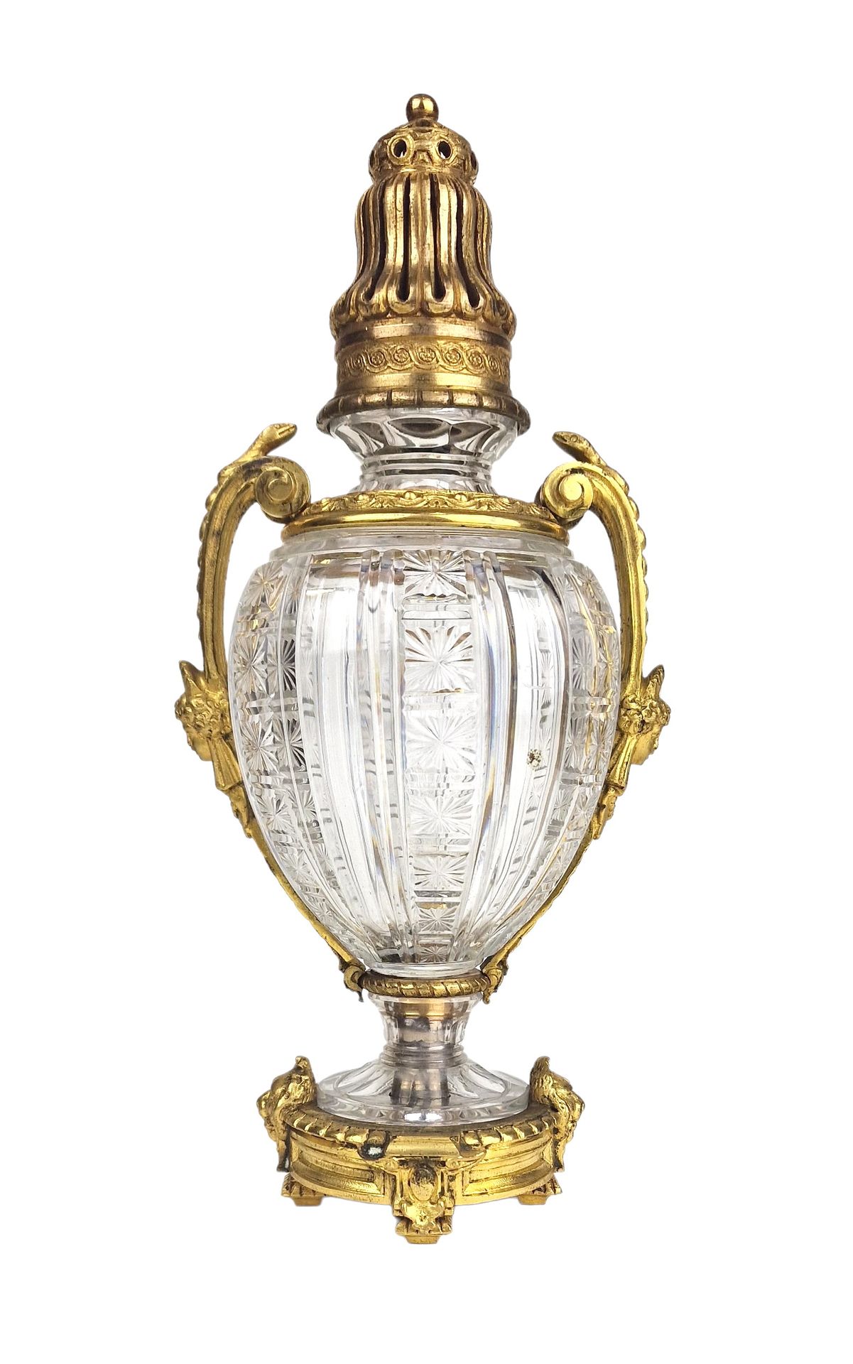 BACCARAT France 优雅的香水燃烧器



水晶，框架为精雕细琢的鎏金铜，手柄为蛇的造型。杯脚上有巴卡拉博物馆的签名。

尺寸：H。22,5 cm