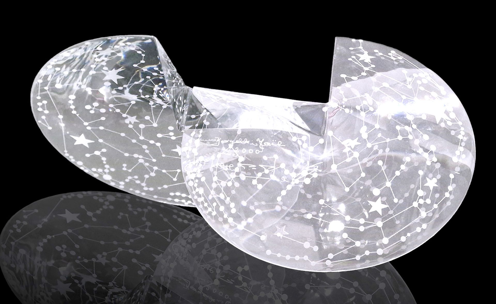 BACCARAT France "Constellation



美丽的玻璃雕塑，装饰着星星和行星系统，为2000年圣诞节创作。在其原来的盒子里。

尺寸：2&hellip;