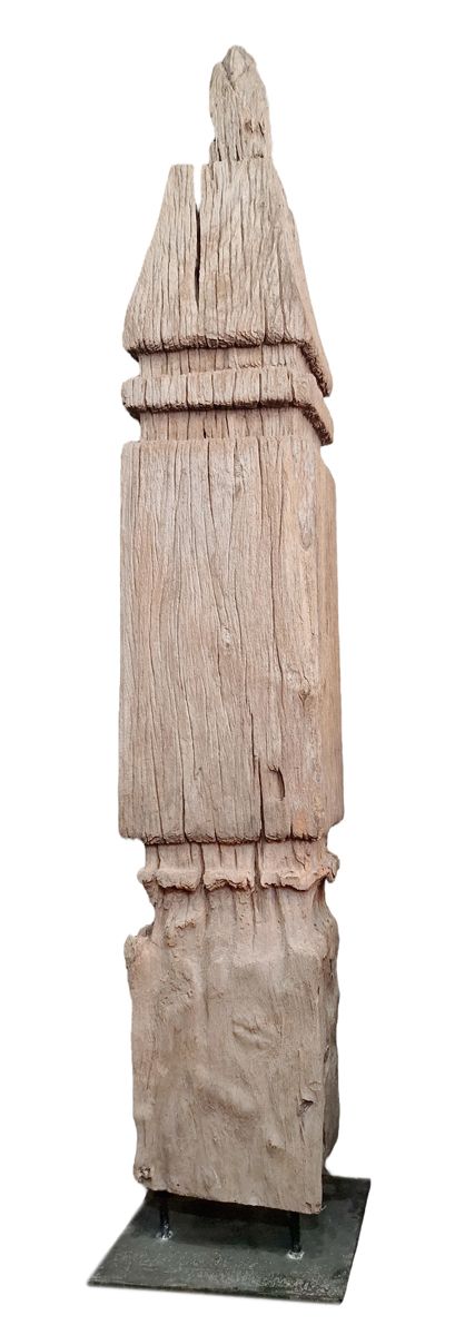 THAILANDE TRAVAIL ANCIEN 重要的建筑作品
古老的尖顶或建筑元素由化石、浮木和部分雕刻的木材制成，安装在一个发黑的金属底座上。 
总尺寸：&hellip;