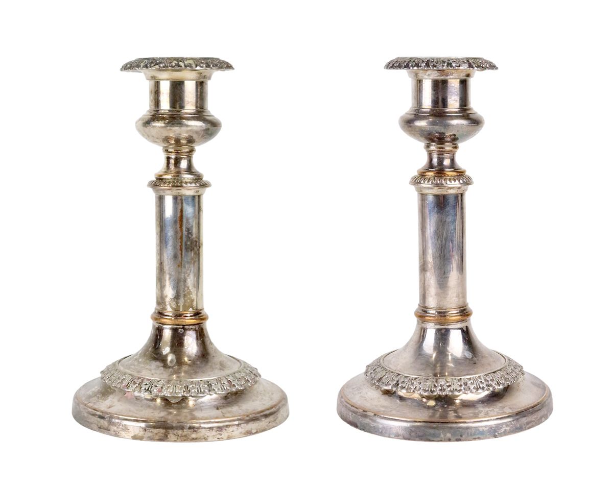 ITALIE, 19ème SIECLE 一对烛台
镀银金属，饰有棕榈花纹，伸缩杆
尺寸：18至25厘米高