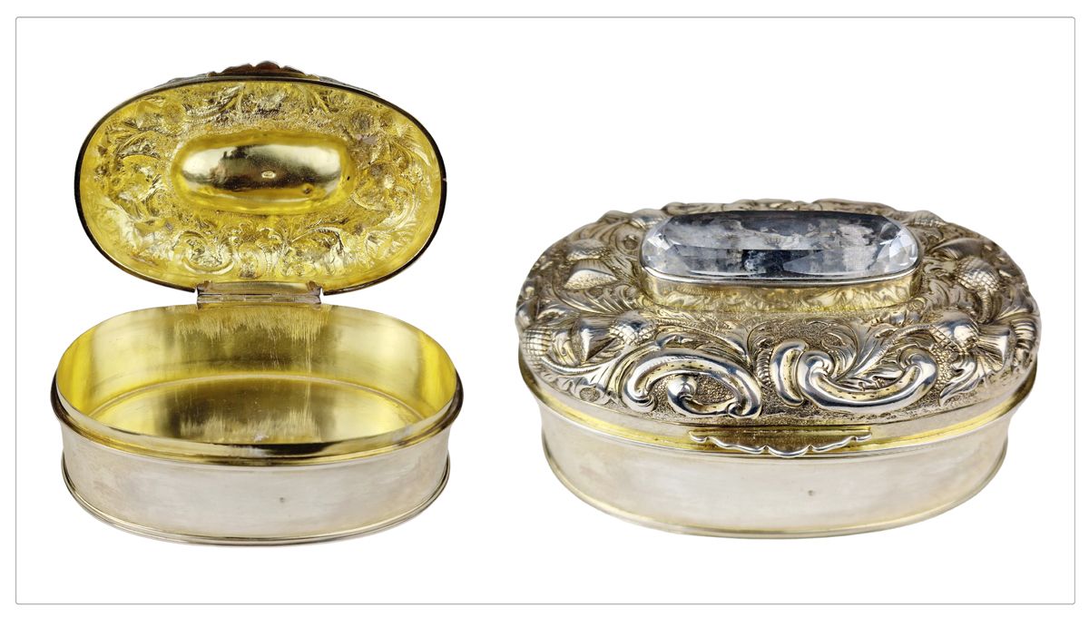 ECOSSE, VERS 1900 Scatola di cristallo di rocca
Argento, forma ovale, coperchio &hellip;
