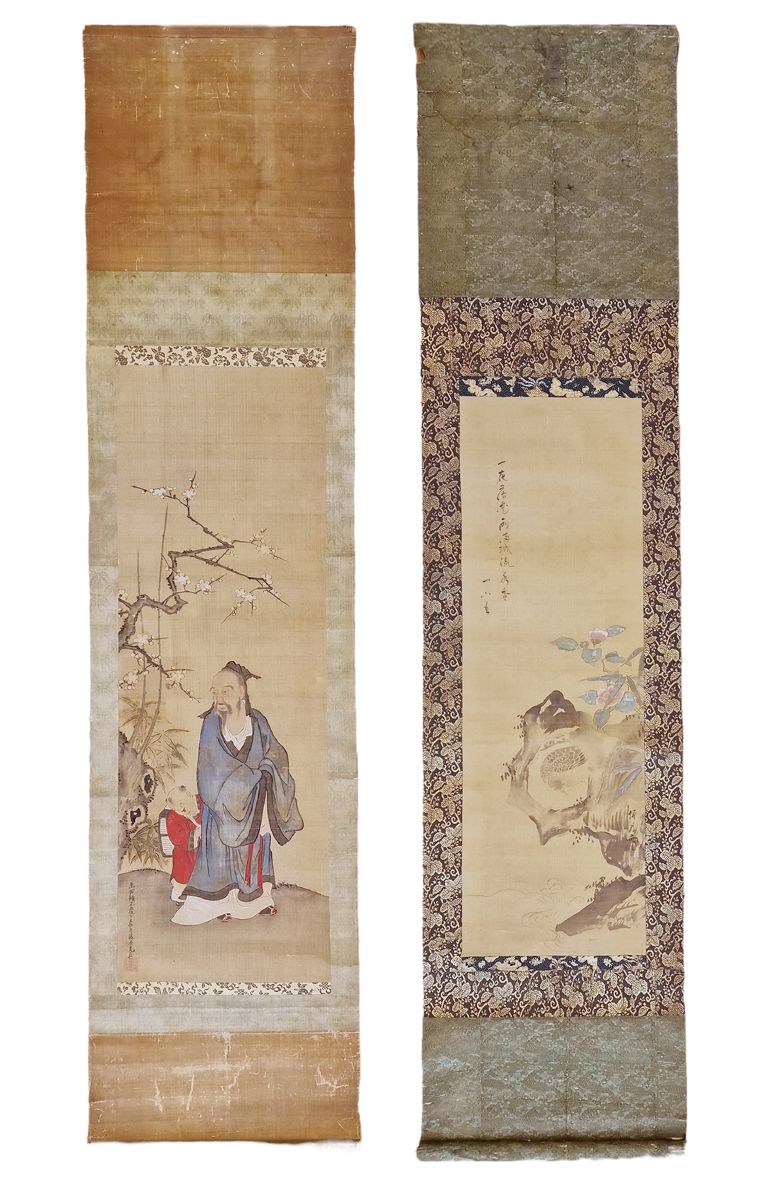 CHINE, 18ème SIECLE 套装的两幅挂轴
裱在丝织品上的纸上绘画，表现人物和风景的场景，并有铭文。
尺寸：约。180 x 45厘米