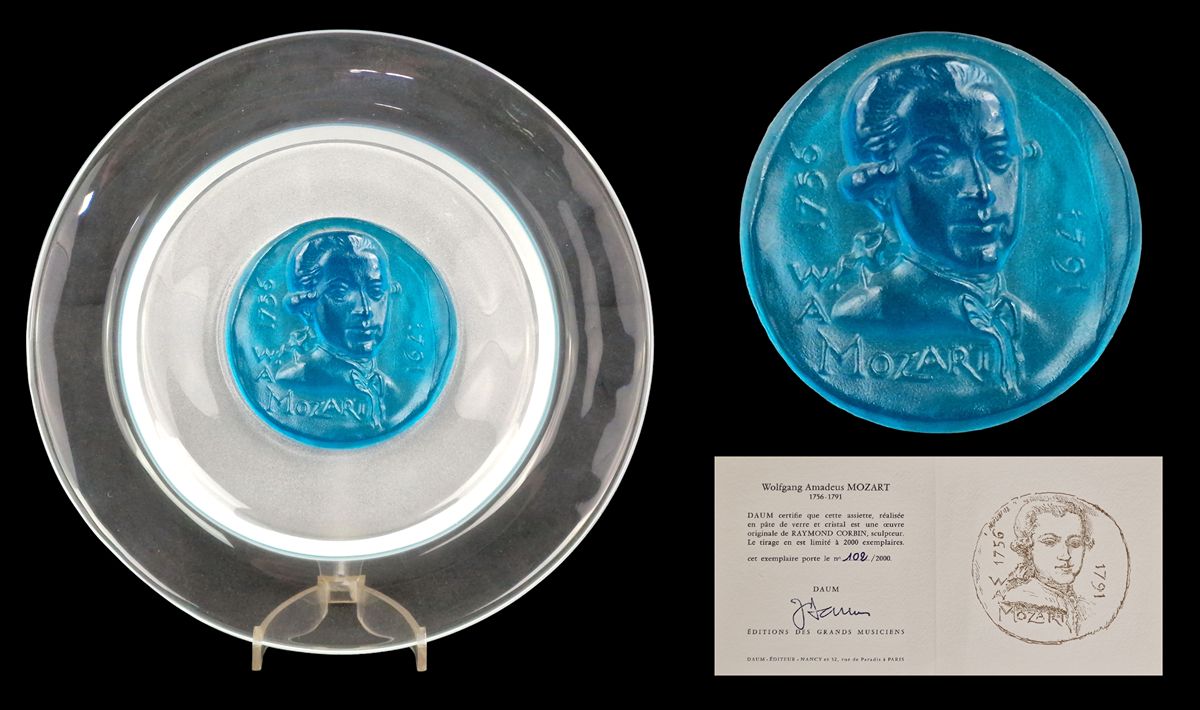 DAUM FRANCE 沃尔夫冈-阿马德乌斯-莫扎特

雷蒙德-科尔宾（1907-2002）的半透明玻璃板，中心有一个绿松石玻璃花环，编号为102/2000，放&hellip;