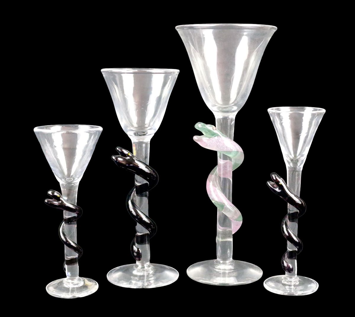 ULRIKA HYDMAN VALLIEN pour KOSTA BODA 蛇形眼镜

一套四只长柄玻璃杯，周围有一条浮雕的蛇。已签名。
尺寸：从18到29厘米&hellip;
