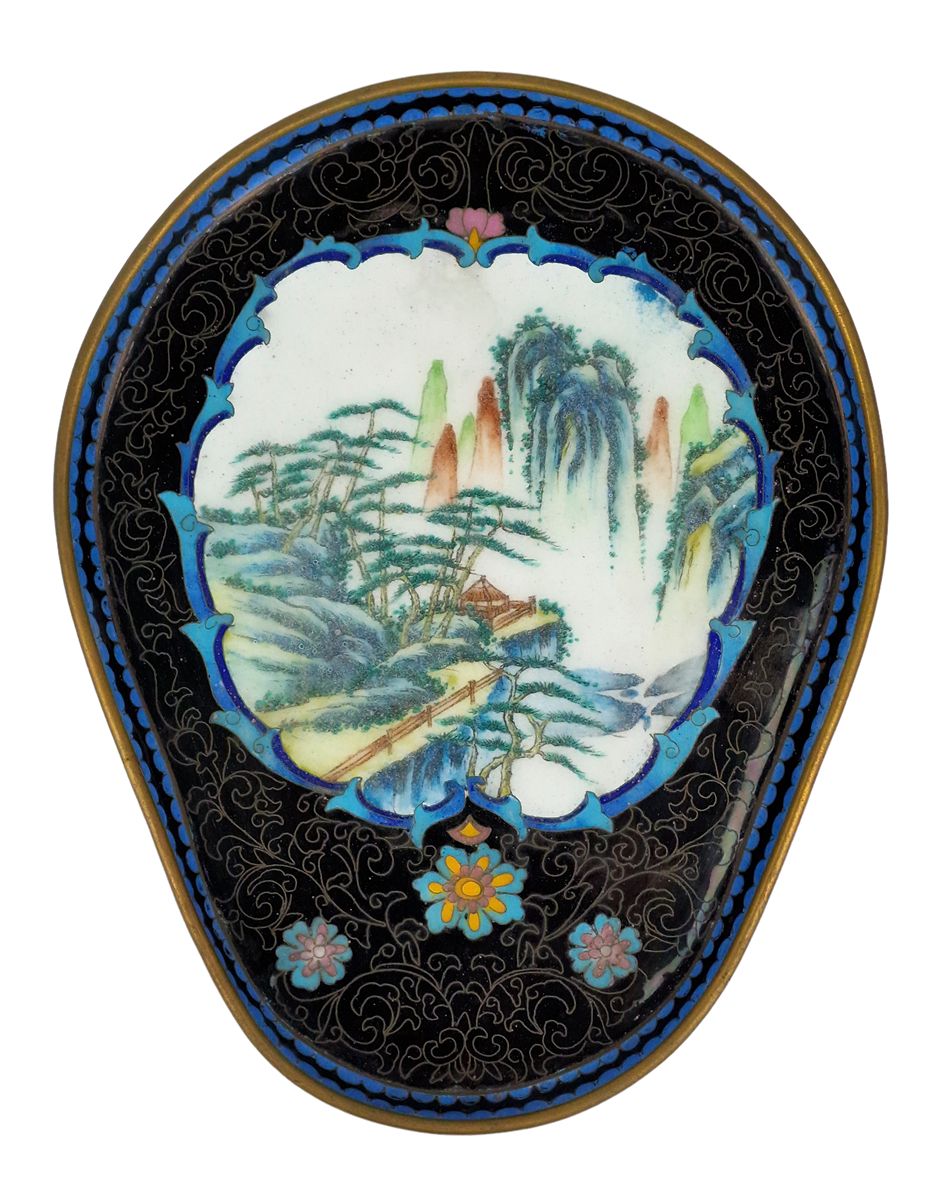JAPON, ca.1900 Piriform托盘

景泰蓝珐琅彩，保留了风景中的宫殿装饰。
尺寸：25,5 x 20厘米

景泰蓝珐琅彩梨形托盘