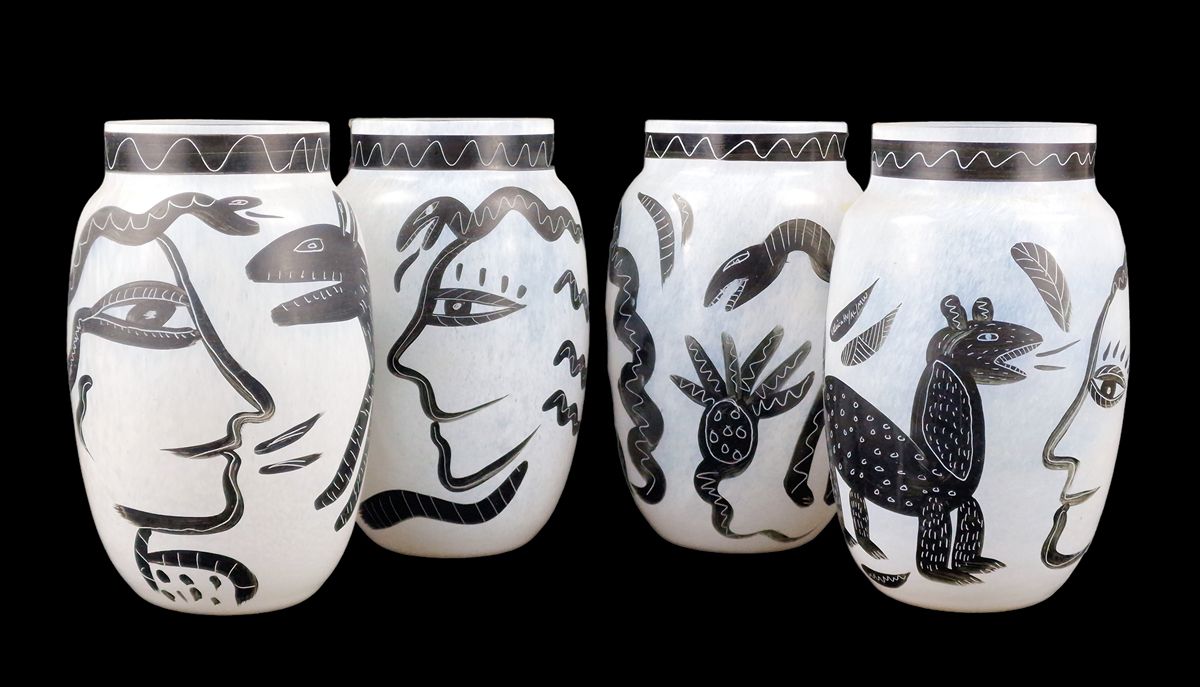 ULRIKA HYDMAN VALLIEN pour KOSTA BODA 四个花瓶套组，带围裙

玻璃材质，白底黑字，画有人脸和动物。有签名和编号。
尺寸：高&hellip;