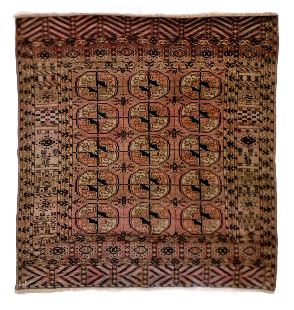 TAPIS YAMUT-BOUKHARA Decoración geométrica, buen estado.
Tamaño: 100 x 115 cm

A&hellip;