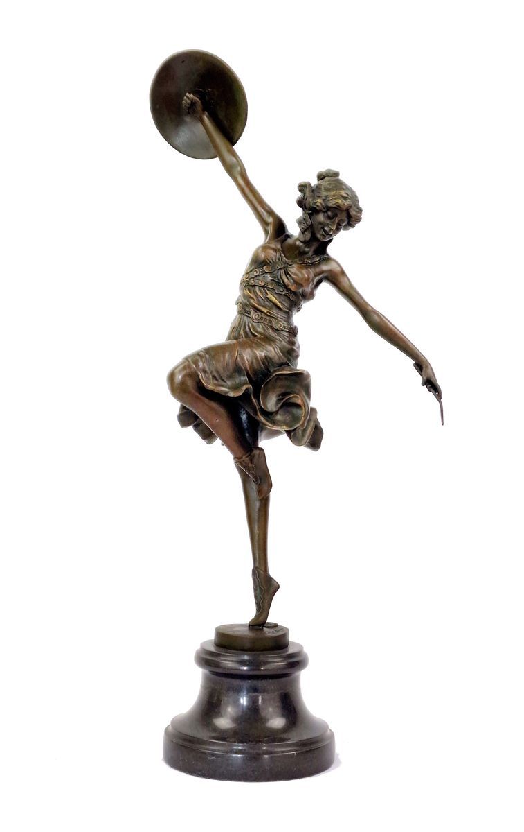 CLAIRE JEANNE ROBERTINE COLINET (1880-1950) 带着圆盘的舞者
青铜雕塑，有棕色的铜锈，放在一个圆形的大理石底座上。签署&hellip;
