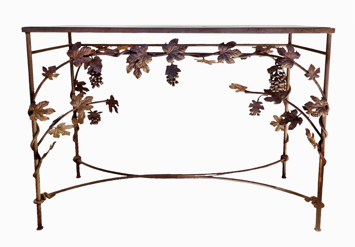 CONSOLE DE JARDIN 长方形金属桌，有葡萄和藤叶装饰，玻璃桌面（有小缺口）。现代作品。
尺寸：92 x 120 x 50厘米