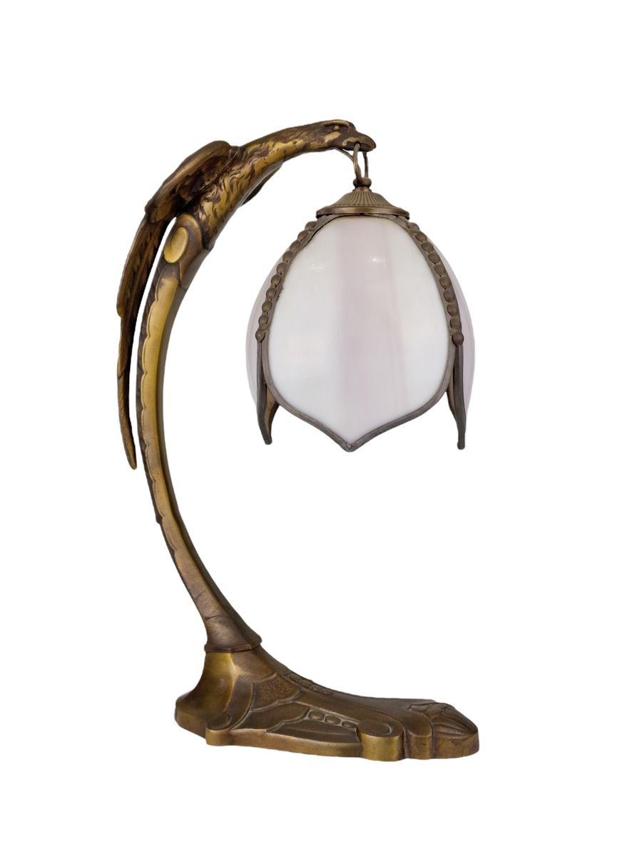 FRANCE, D'EPOQUE ART-DECO ca.1930 老鹰台灯
鎏金青铜，老鹰嘴里叼着一个乳白色和粉红色渐变的玻璃灯芯，铜制安装。 
尺寸：高。4&hellip;