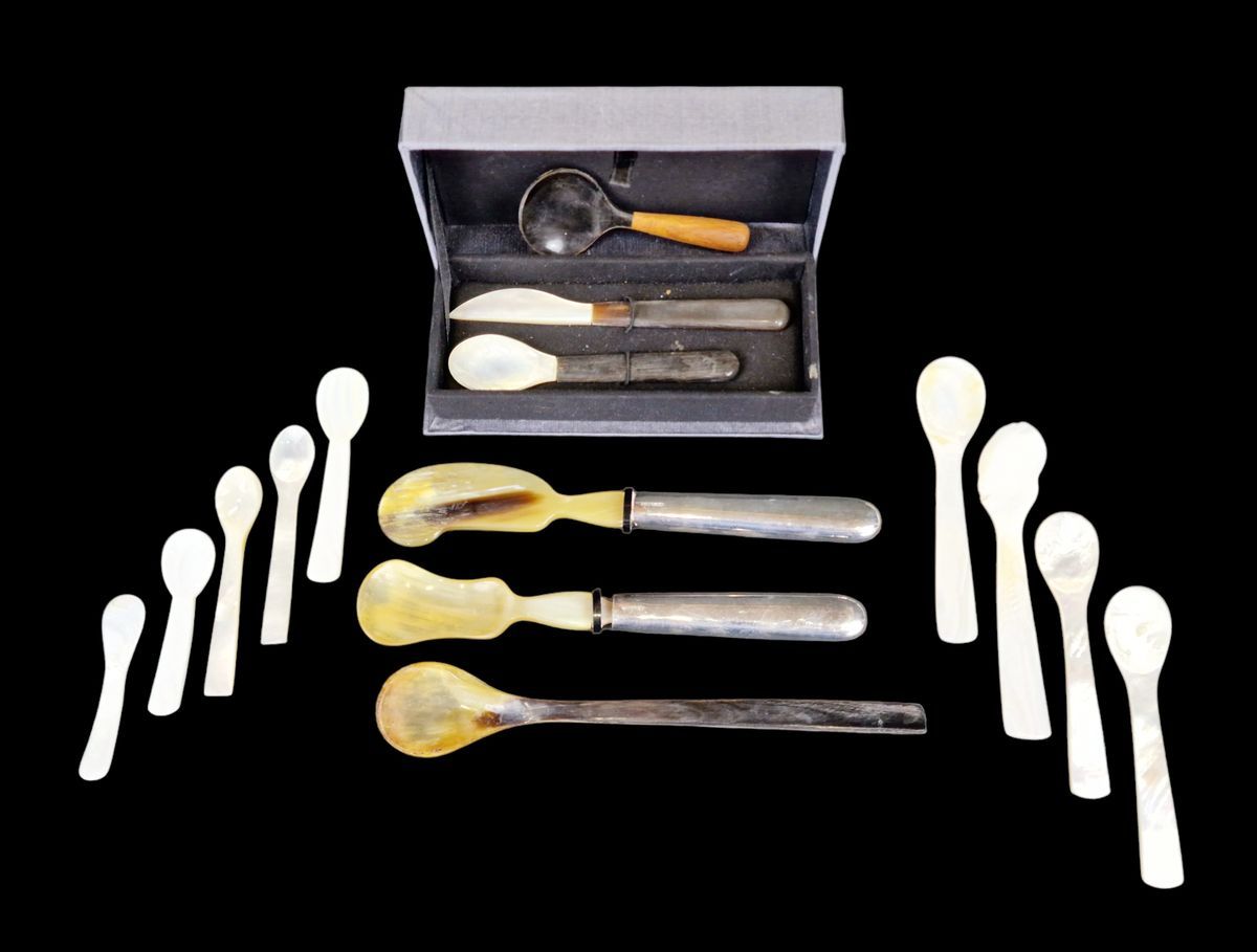 COUVERTS Suite of flatware
Including a pair of silver and horn dessert servers, &hellip;