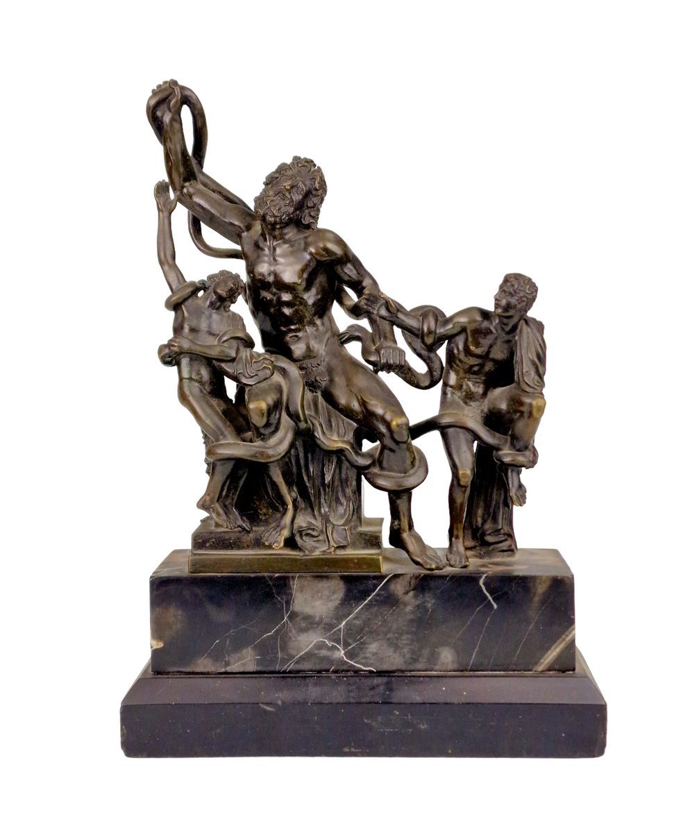 LAOCOON ET SES FILS, FRANCE 19ème SIECLE 一个深色的青铜组，描绘了拉奥孔坐在一个阶梯状的基座上，被他的两个儿子包围着，与&hellip;