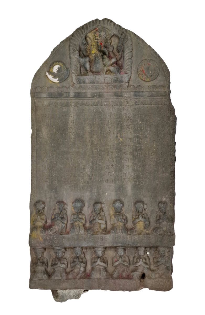 INDES, 12ème SIECLE 格涅沙 "石碑
长方形，末端是一个圆角，灰黑色的石头，主体刻有梵文铭文，上部装饰有两个花环，中心是浮雕的大象造型的Gan&hellip;