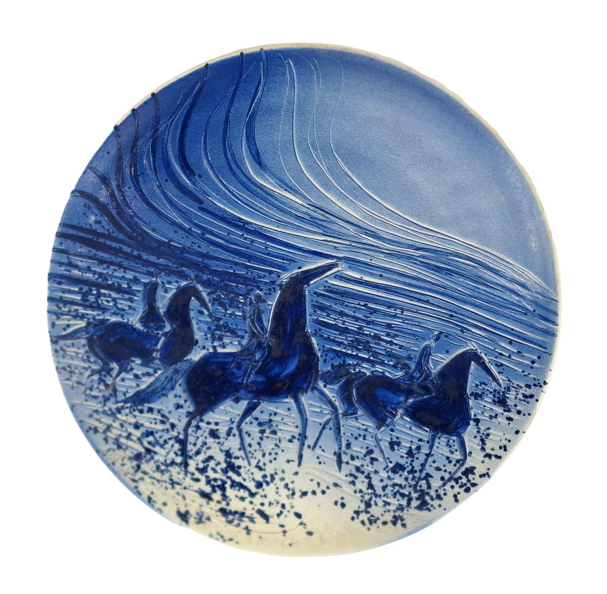 ANDRE BRASILIER (1929) 海滩上的三名骑手
白色和蓝色装饰的陶瓷盘。反面有标记，Sassi-Milic Vallauris，原始印刷品A.B&hellip;