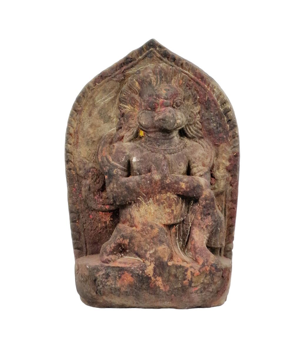 NEPAL 17-18ème SIECLE 祈祷中的佛教毗卢遮那神像石碑
灰色石头，有仪式感，表现了一个跪在莲花雕刻底座上的人物，双手合十的祈祷姿势。雕刻从一个&hellip;
