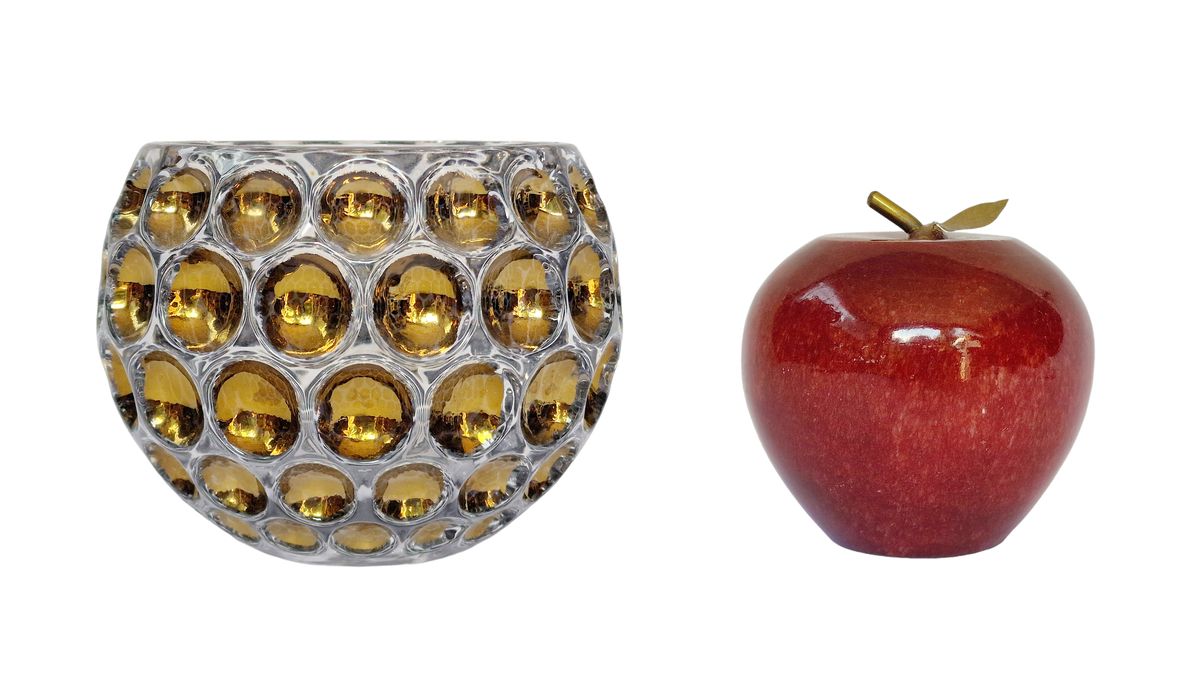 VERRERIE, FRANCE 20ème SIECLE 套装包括一个小花瓶和一个纯红色玻璃的苹果，茎和叶子为镀金金属。尺寸：高。10和7.5厘米
免费提供