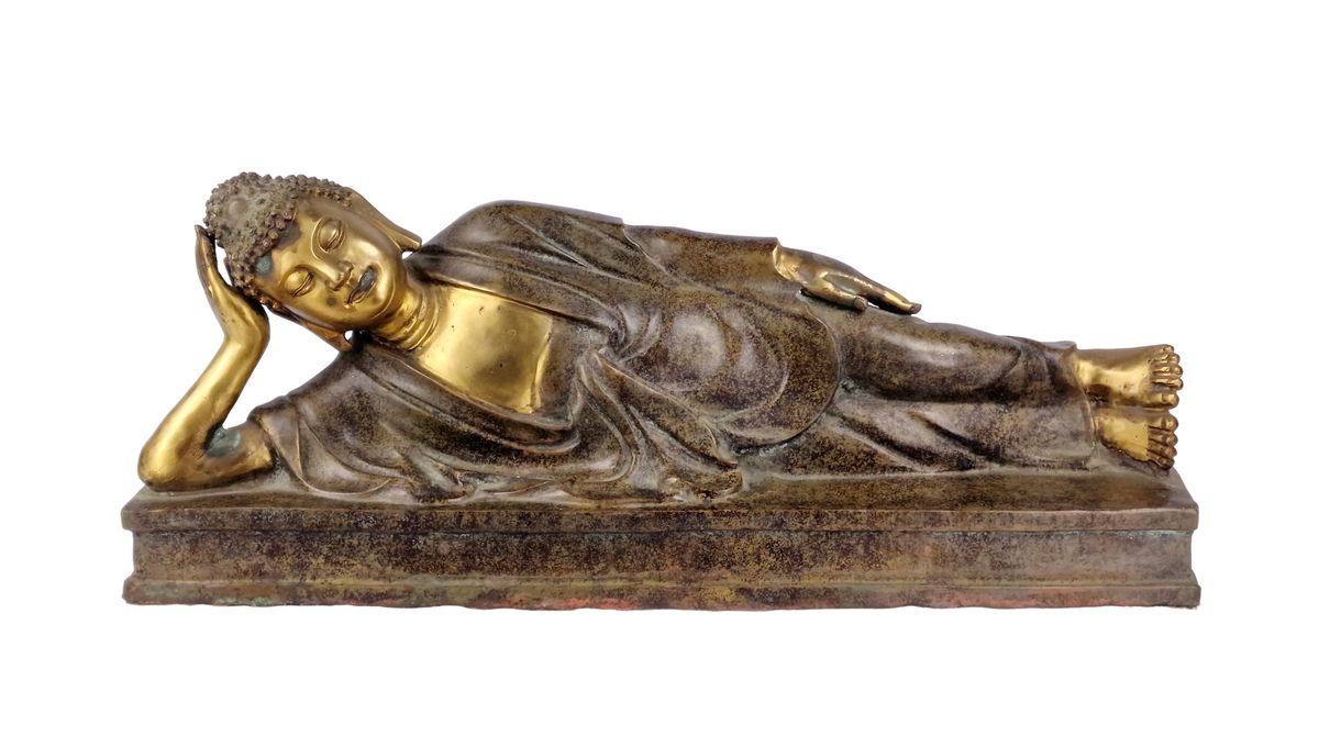 GRAND BOUDDHA ALLONGE 青铜材质，具有双重棕色和镀金的古铜色，显示出躺在一个长方形的露台上。
尺寸：32 x 74 x 17.5厘米
