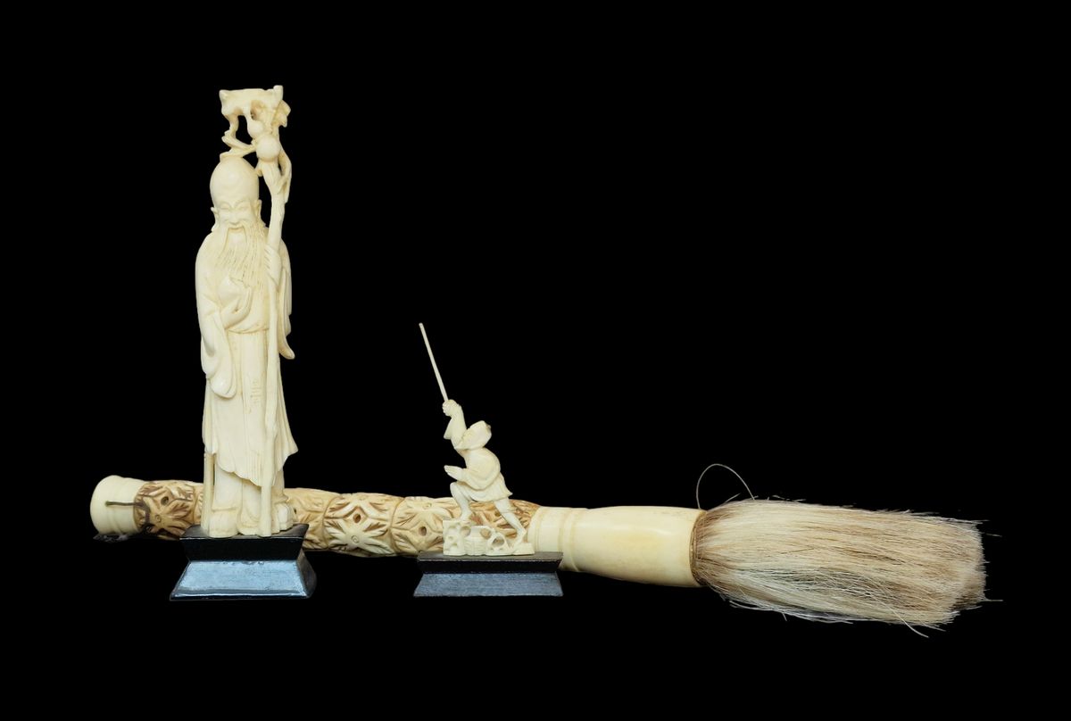 CHINE, ca.1900 Ivory set including a sage, a gerrier and a long brush.
Brush dim&hellip;