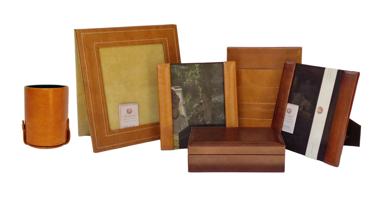 PIEL CANELA, MEXIQUE 皮革套装包括4个照片夹，珠宝盒和掷骰子器。像新的一样，从未使用过。
大尺寸：35 x 30厘米