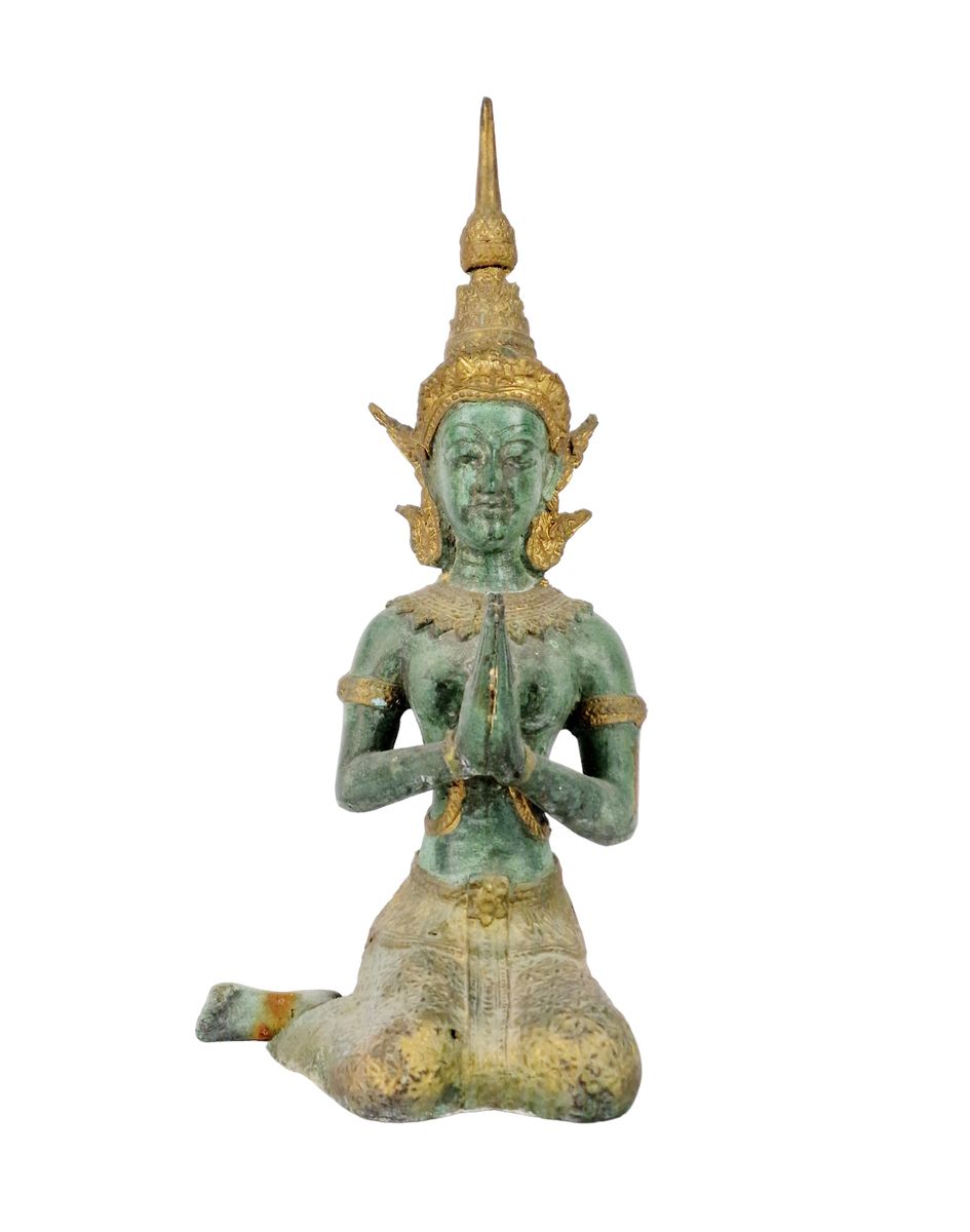 FIGURE EN PRIERE, THAILANDE 青铜材质，带有绿色和金色的双重铜锈，显示出跪拜和祈祷。大约1900年在泰国。
尺寸：高。34厘米