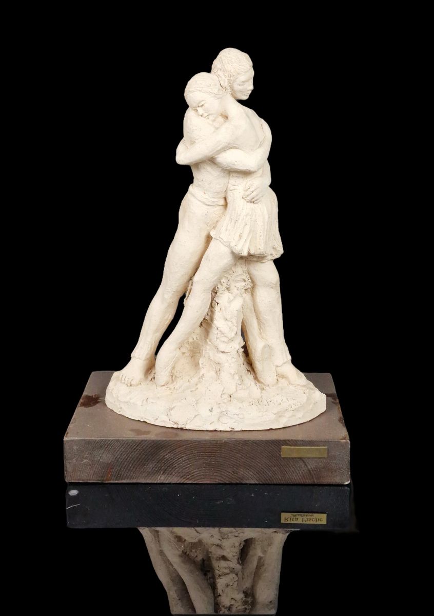 RITA PISCHE (20ème) 一对相拥的舞者, 1989年
陶器，放置在一个长方形的木质底座上。
尺寸：高。46厘米