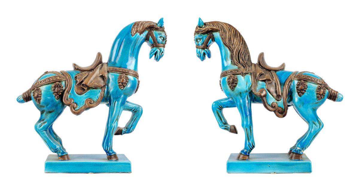 PAIRE DE CHEVAUX CHINOIS Turquoise glaze ceramic depicting two horses on a recta&hellip;