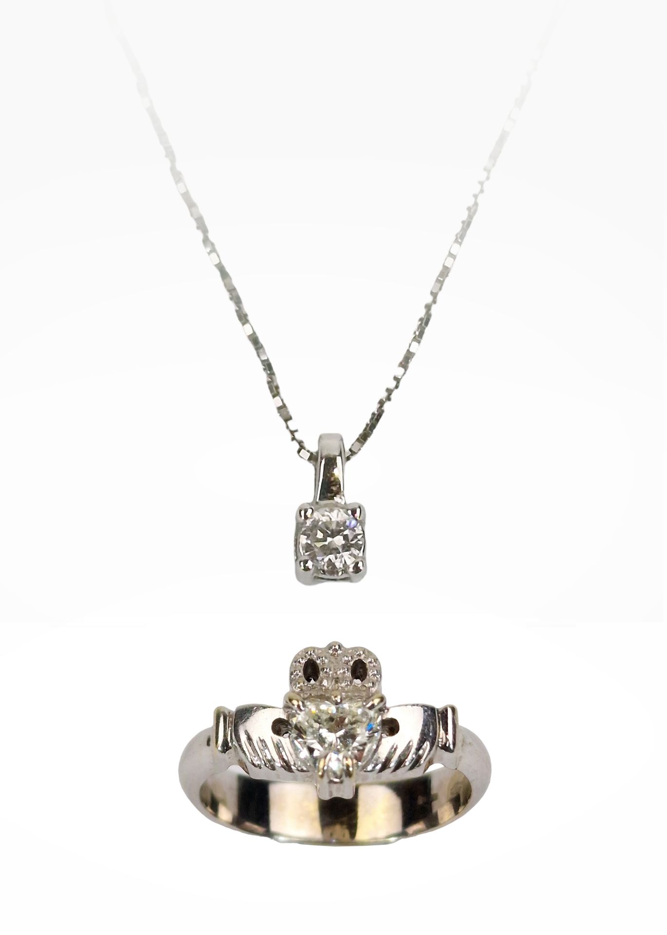 BAGUE ET PENDENTIF En or gris 18k (750), la bague sertie d'un diamant taille cœu&hellip;