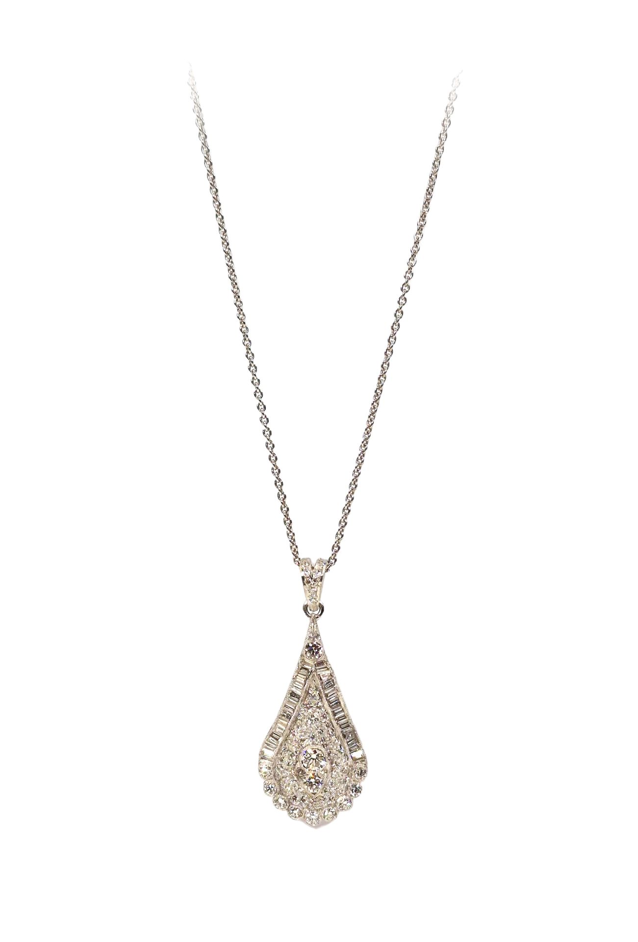 PENDENTIF En or gris 18k (750) piriforme, serti de diamants taille brillant et b&hellip;