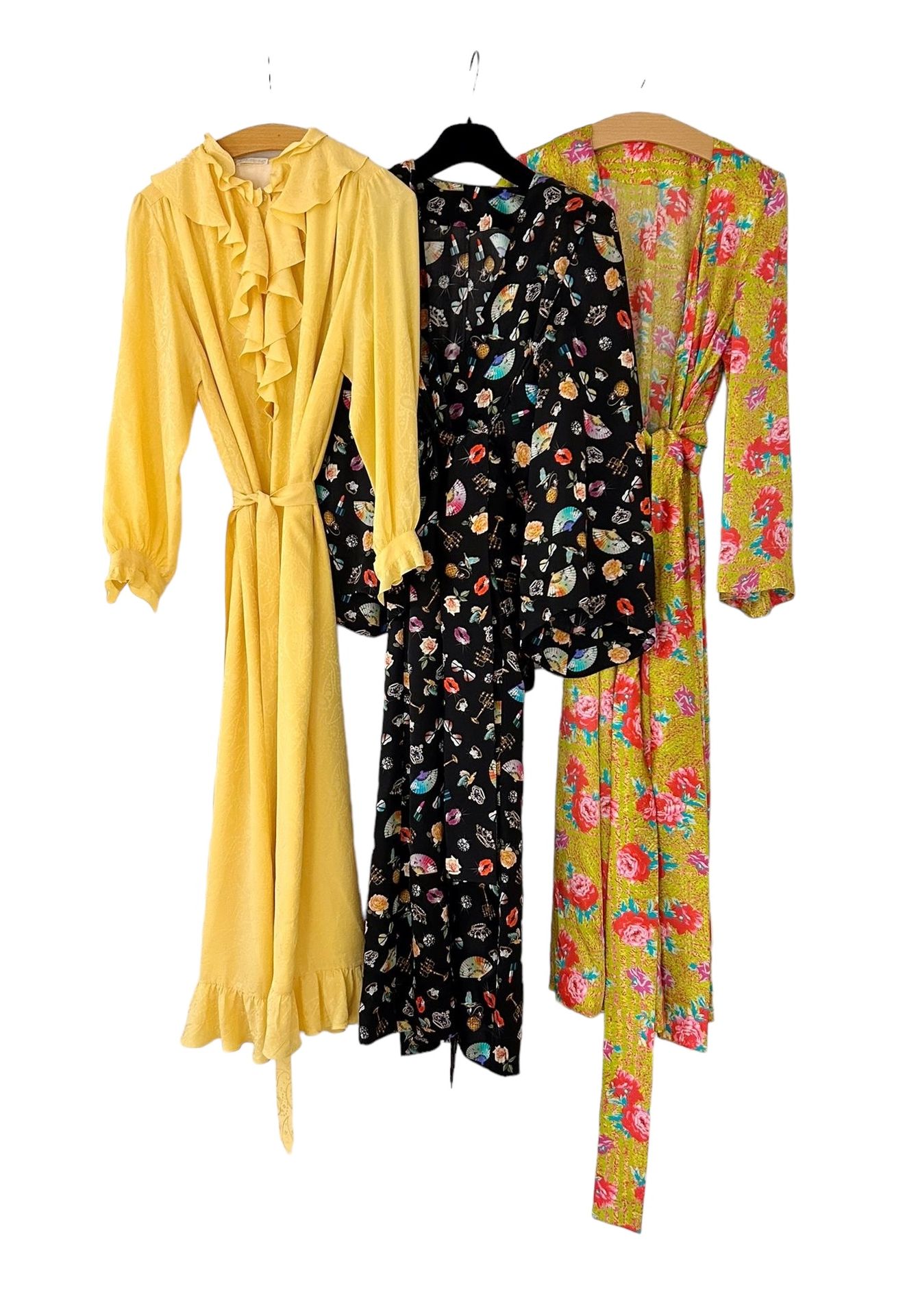 PIO O' KAN et JOY Suite de trois robes de chambre dame
En soie au décor imprimé &hellip;