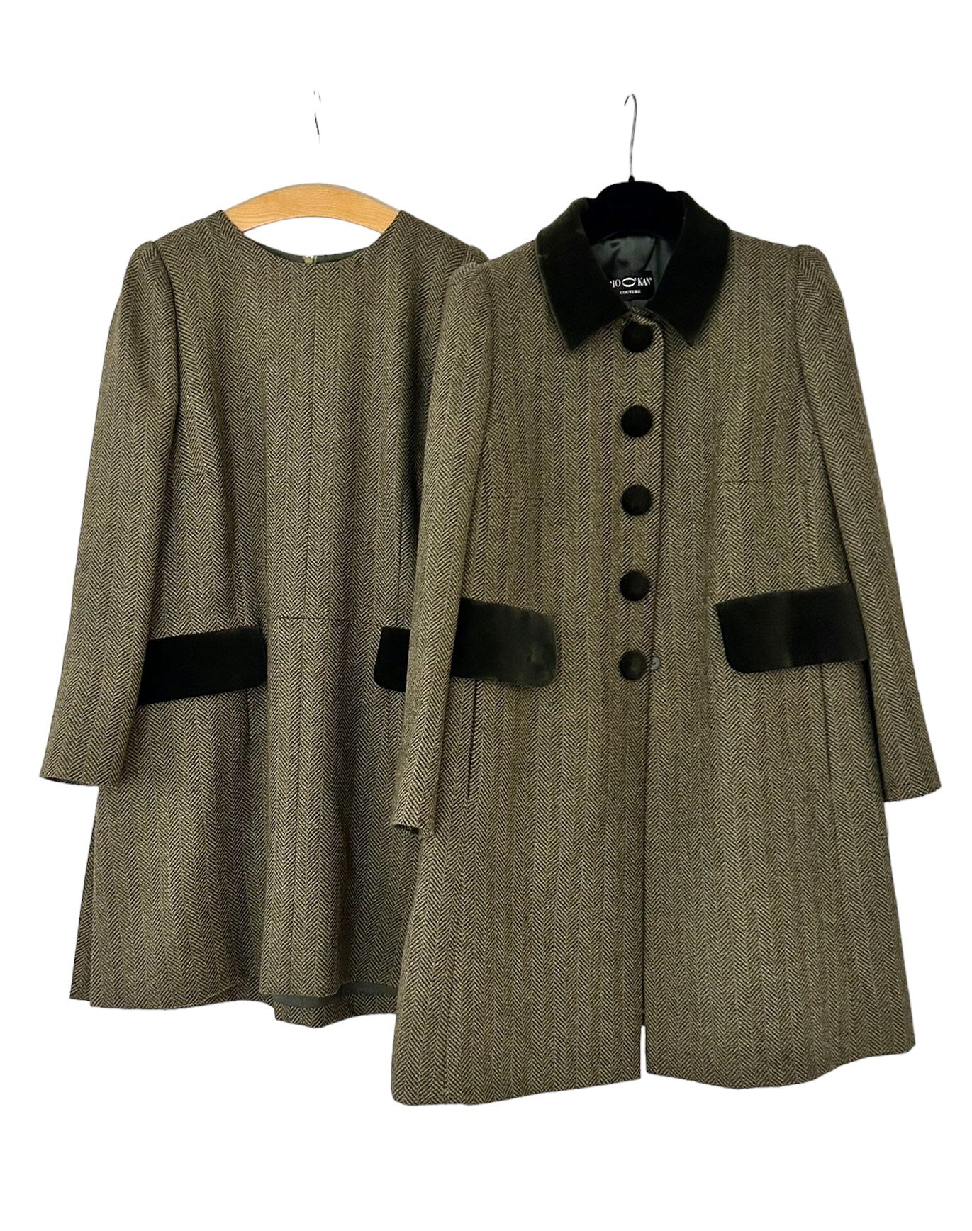 PIO O' KAN Complet, manteau et robe courte
En tweet de laine de teinte vert et v&hellip;