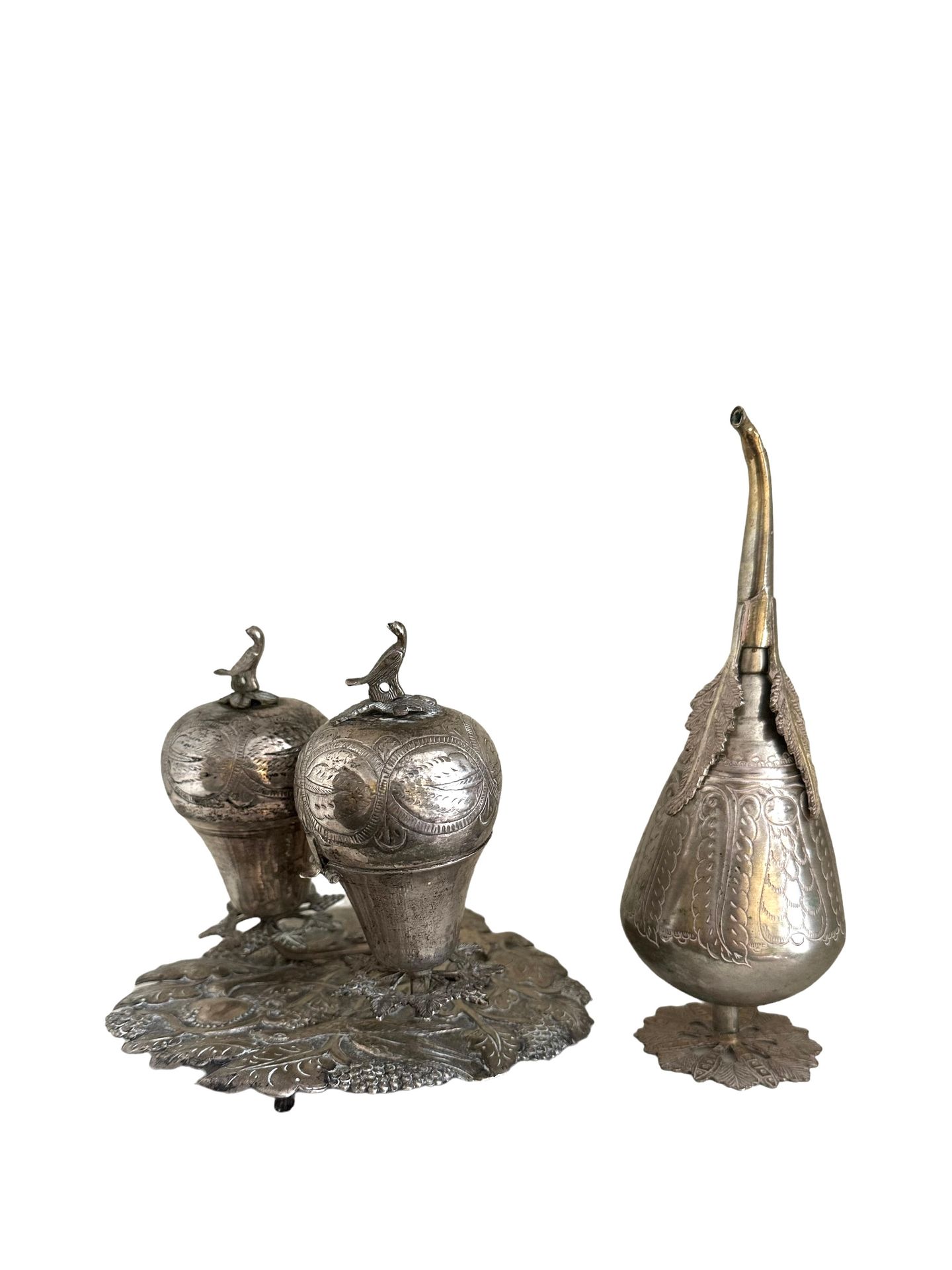 银质香炉套装，带有两个香室，置于银质叶形支架上，带有鸟形图案和向上 