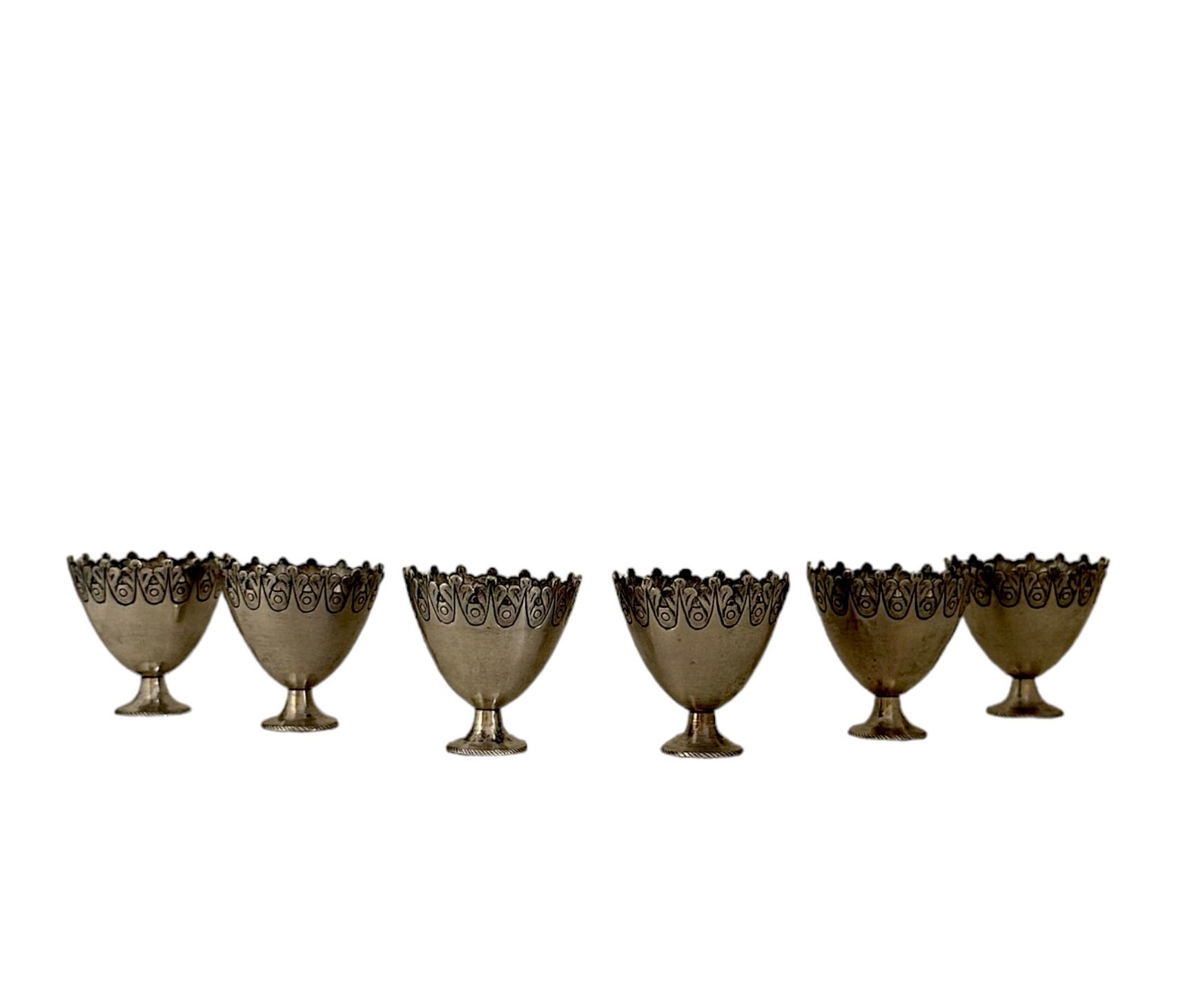 Six Silver Ottoman Zarf Cups Six coupes Zarf ottomanes en argent avec une décora&hellip;