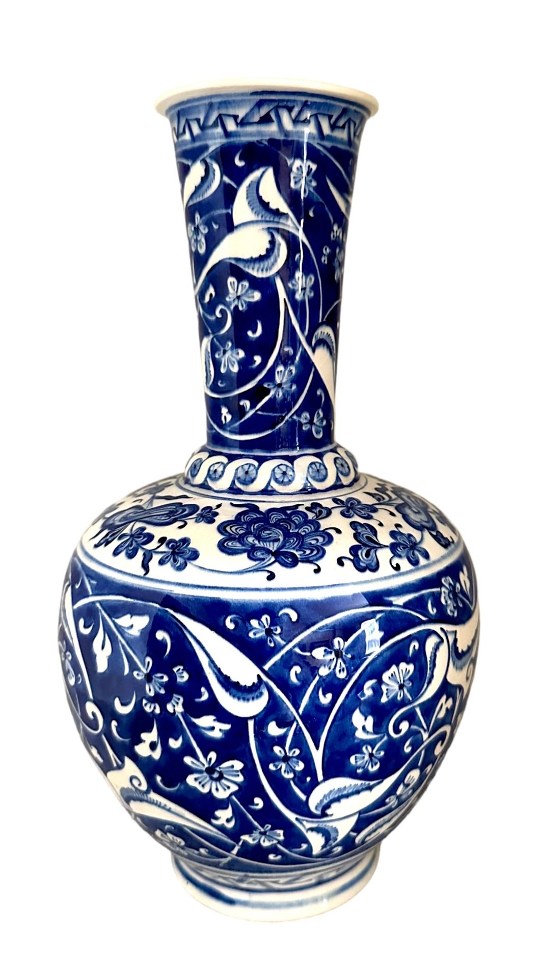 Adil Var Signed Ceramic Vase Cerámica azul y blanca con decoración floral, 2006 &hellip;