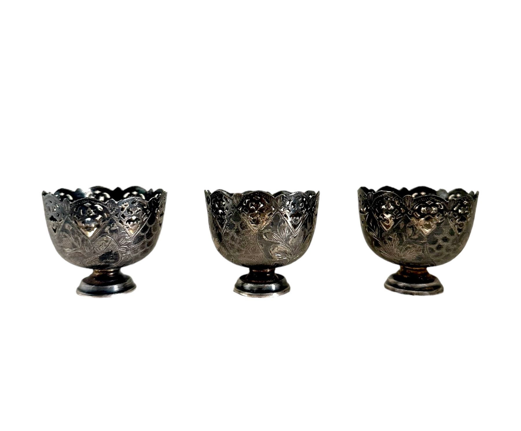 Three Ottoman Tugra Silver Zarf Cups Tres tazas de café de plata, zarf con borde&hellip;