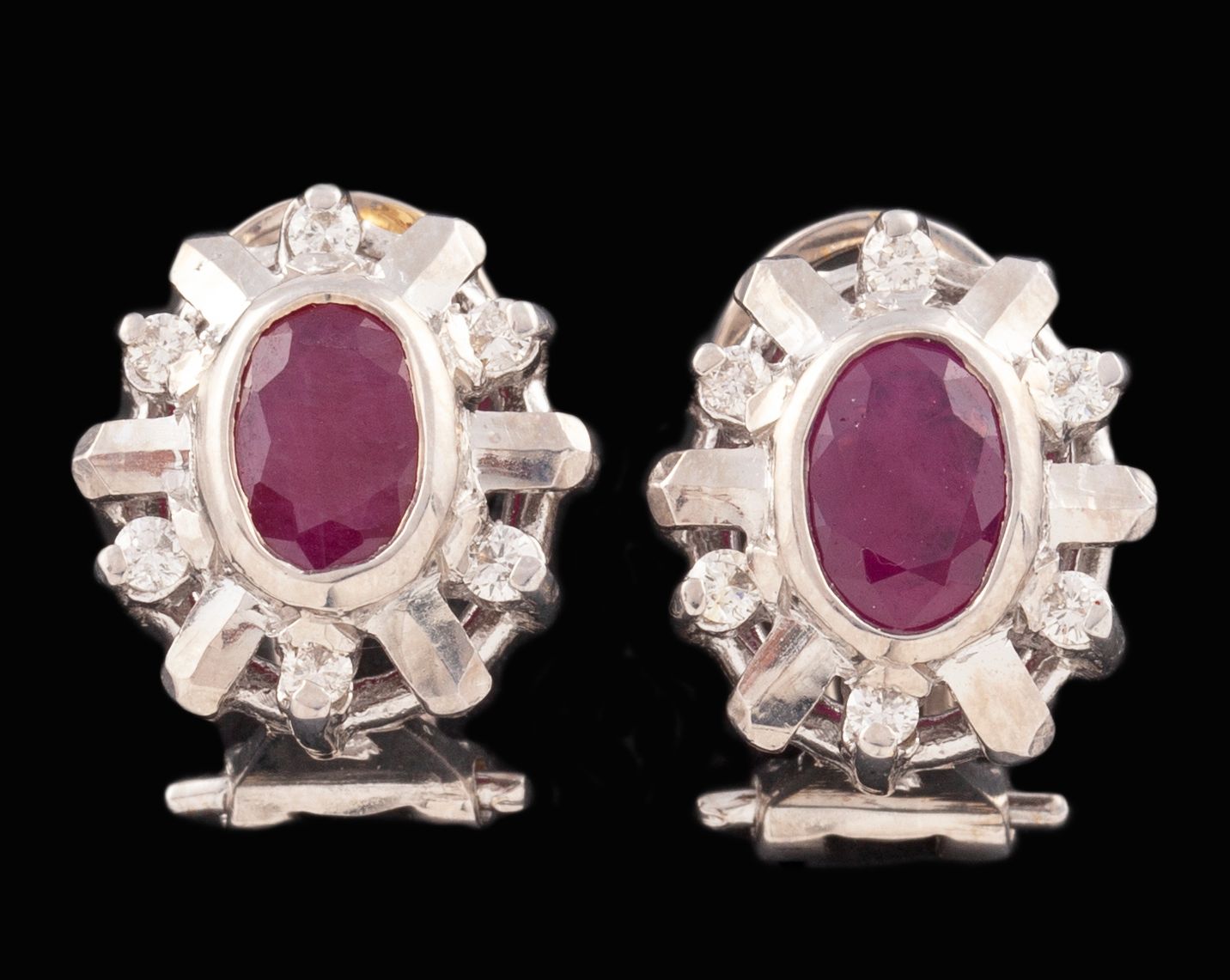 Null PAIRE DE BOUCLES D'OREILLES AVEC RUBIES ET DIAMANTS EN OR 18 KT Fabriquées &hellip;