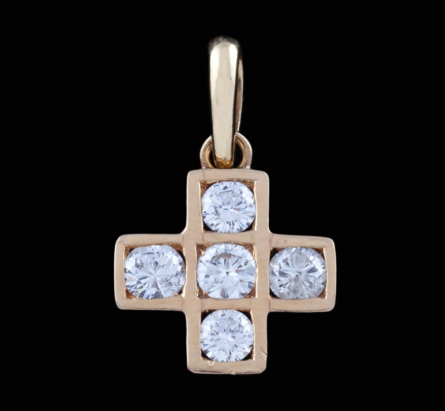 Null 18K黄金钻石十字架吊坠 由18K黄金制成。由五颗明亮式切割的钻石镶嵌而成，总重量约为1克拉。重量：3.4克。