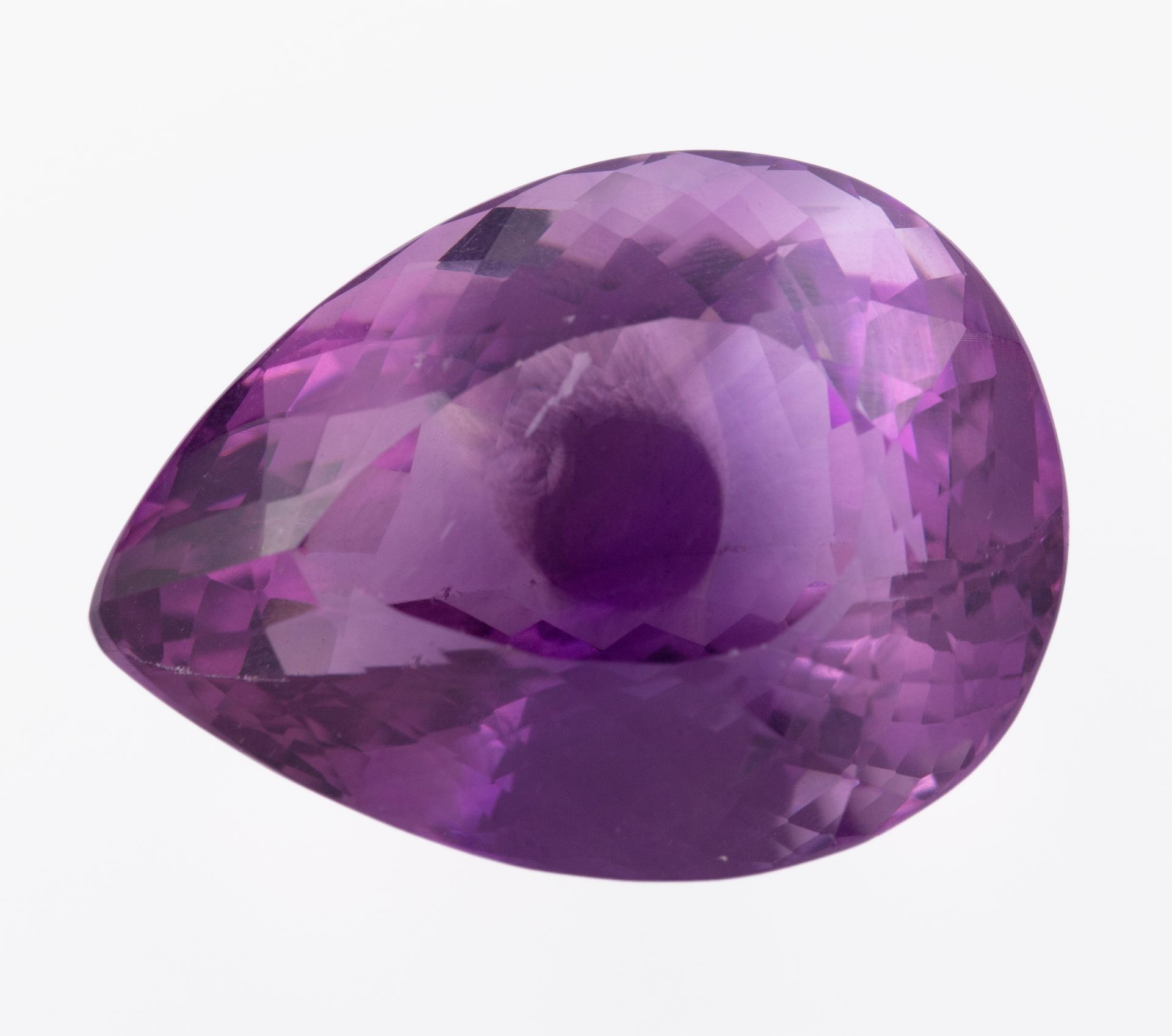 Null 未镶嵌的天然紫水晶65克拉。大约。未镶嵌，梨形切割。表面有轻微的损伤。重量：13.7克。