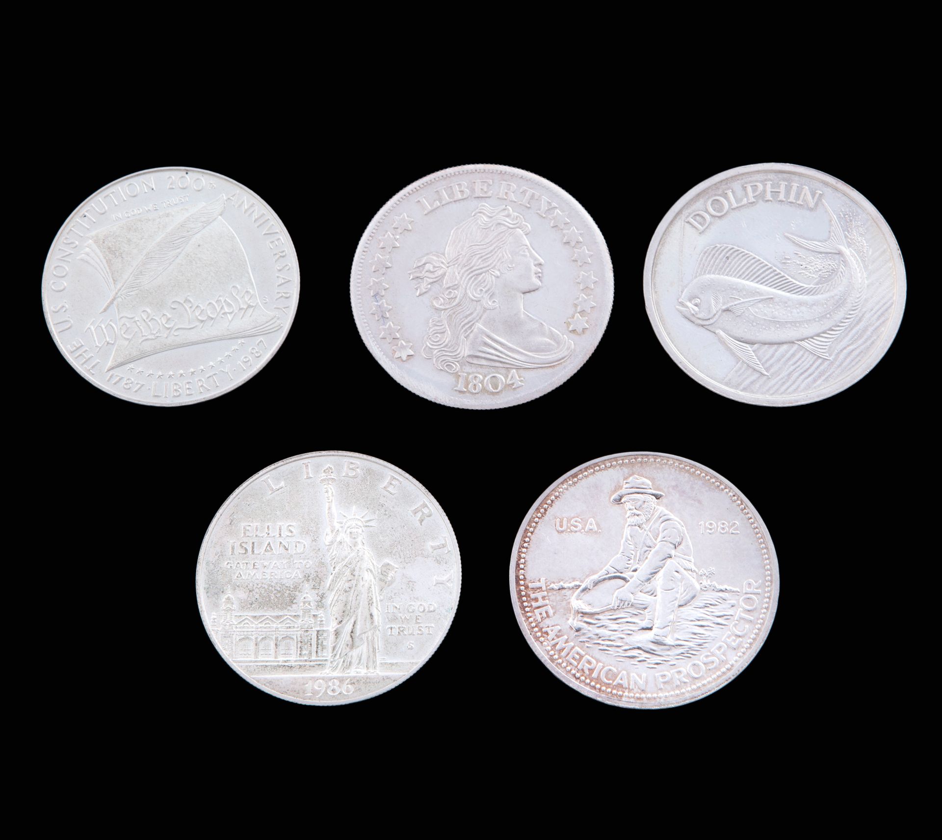Null 一组5枚美国银质纪念币 一组5枚美国银质纪念币，包括。1987年的美国银币-1，宪法的第二个百年纪念日。铸币厂：旧金山（正面为S）。雕刻师：帕特里夏-&hellip;