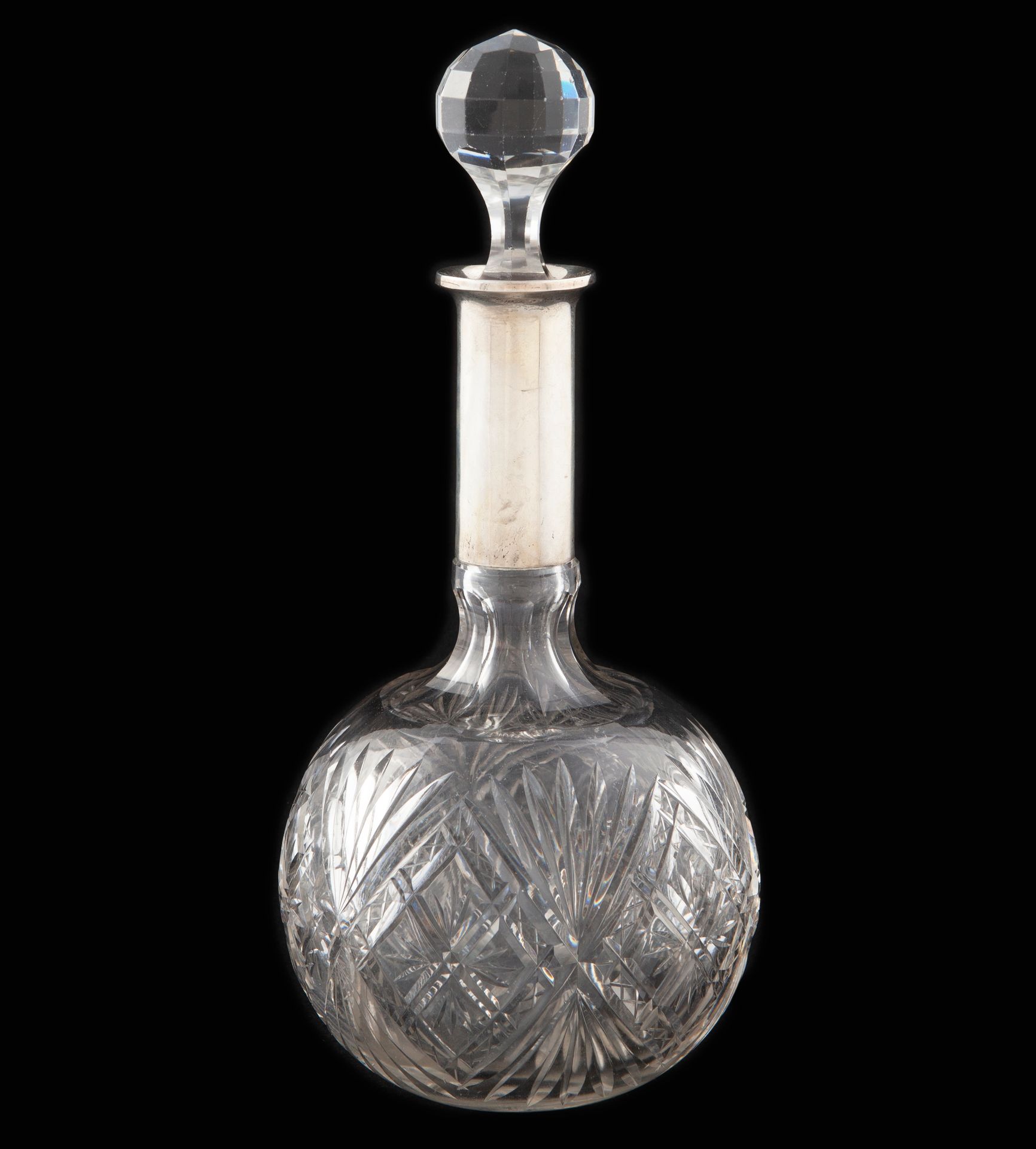 Null 雕刻水晶酒杯和银瓶 球状瓶身，雕刻有几何图案的装饰。玻璃瓶塞上有刻面的图案。重量：1217,1克。