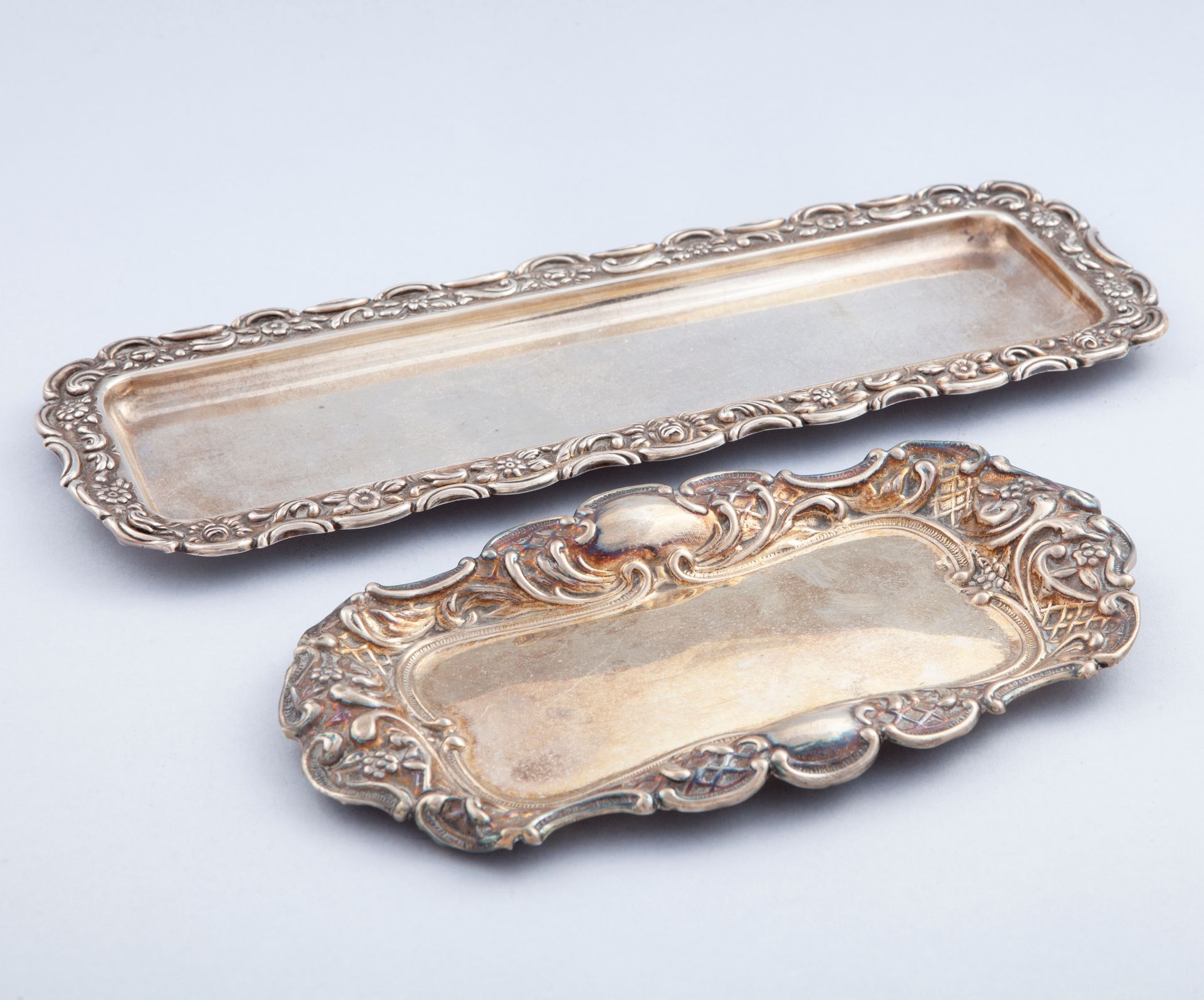 Null LOT OF TWO SILVER TRAYS Lot of two trays in rectangular and oval. With flor&hellip;