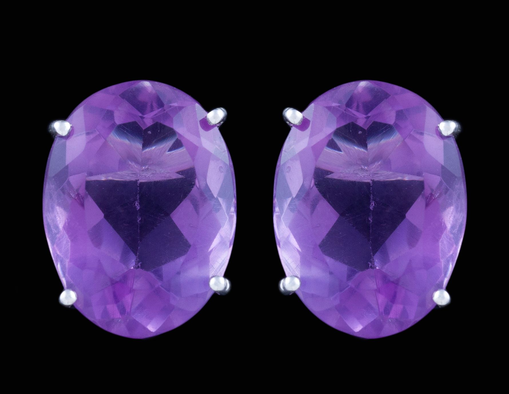 Null 纯银紫水晶耳环一对 纯银制作，有对比。拥有两个大的椭圆形切割的紫水晶镶嵌在爪子上，重约18.32克拉。压力扣。重量：7.6克。