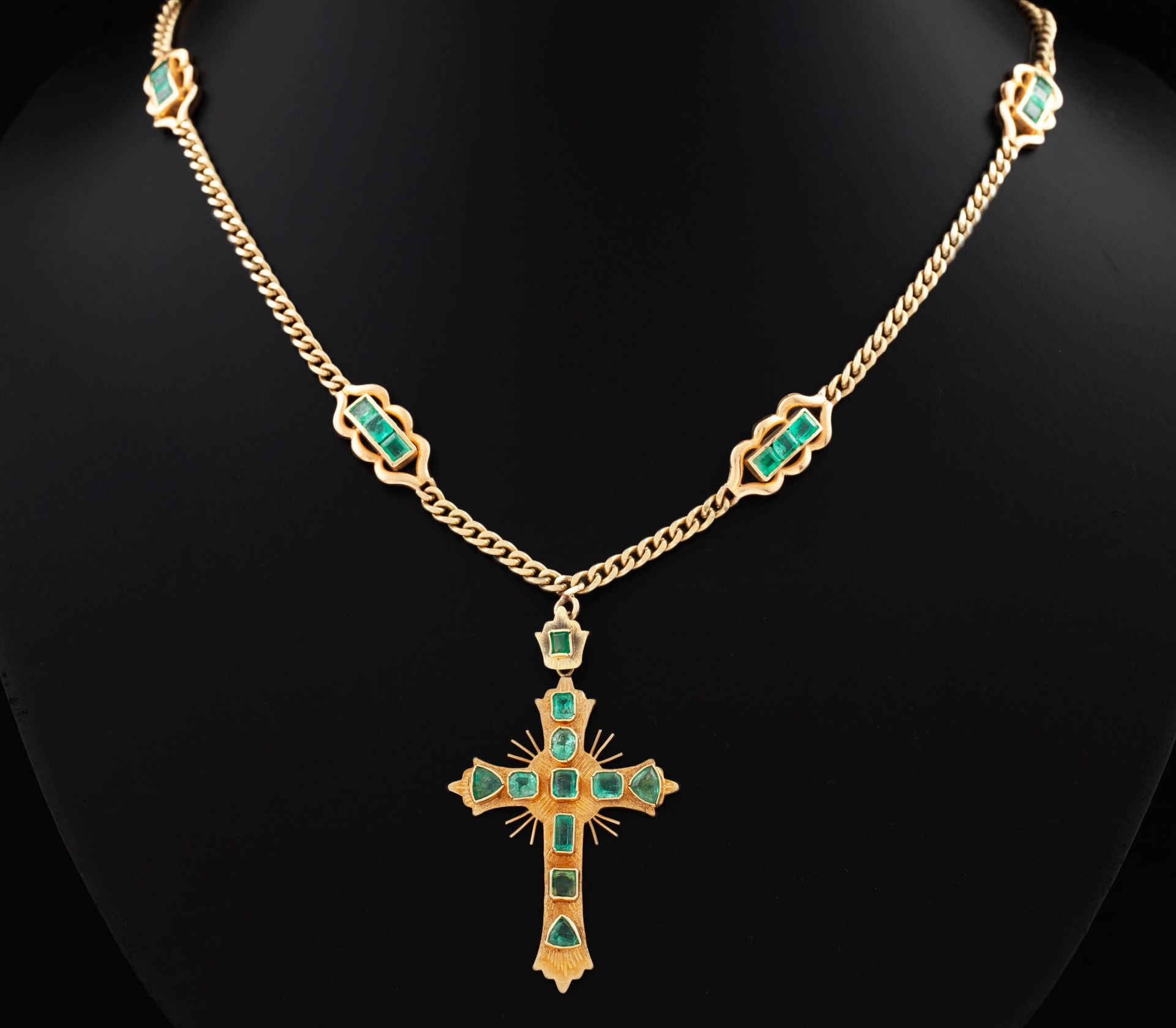 Null 18 KT GOLD CHAIN AND CROSS WITH EMERALDS SET IN CHATON _.
Chain and cross m&hellip;