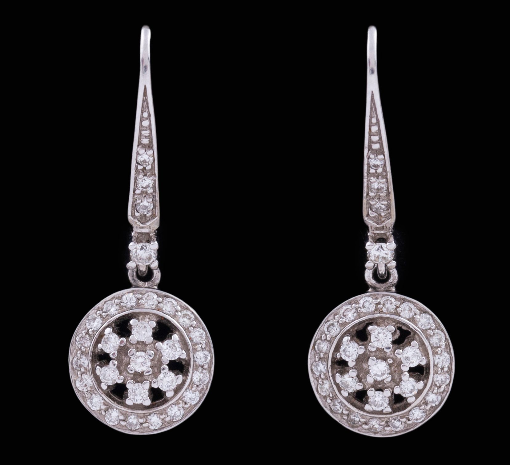 Null 18K 金镶钻耳环
带机芯的 18K 金长耳环，由镶嵌明亮式切割钻石的条形和莲座组成，总重约 0.46 克拉。
搭扣：加泰罗尼亚扣环
长度： 2.5 &hellip;