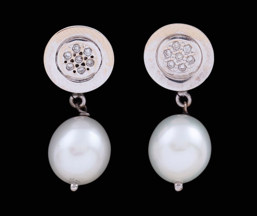 Null EARRINGS IN 18KT GOLD, CULTURED PEARLS AND DIAMONDS.
Pair of earrings made &hellip;