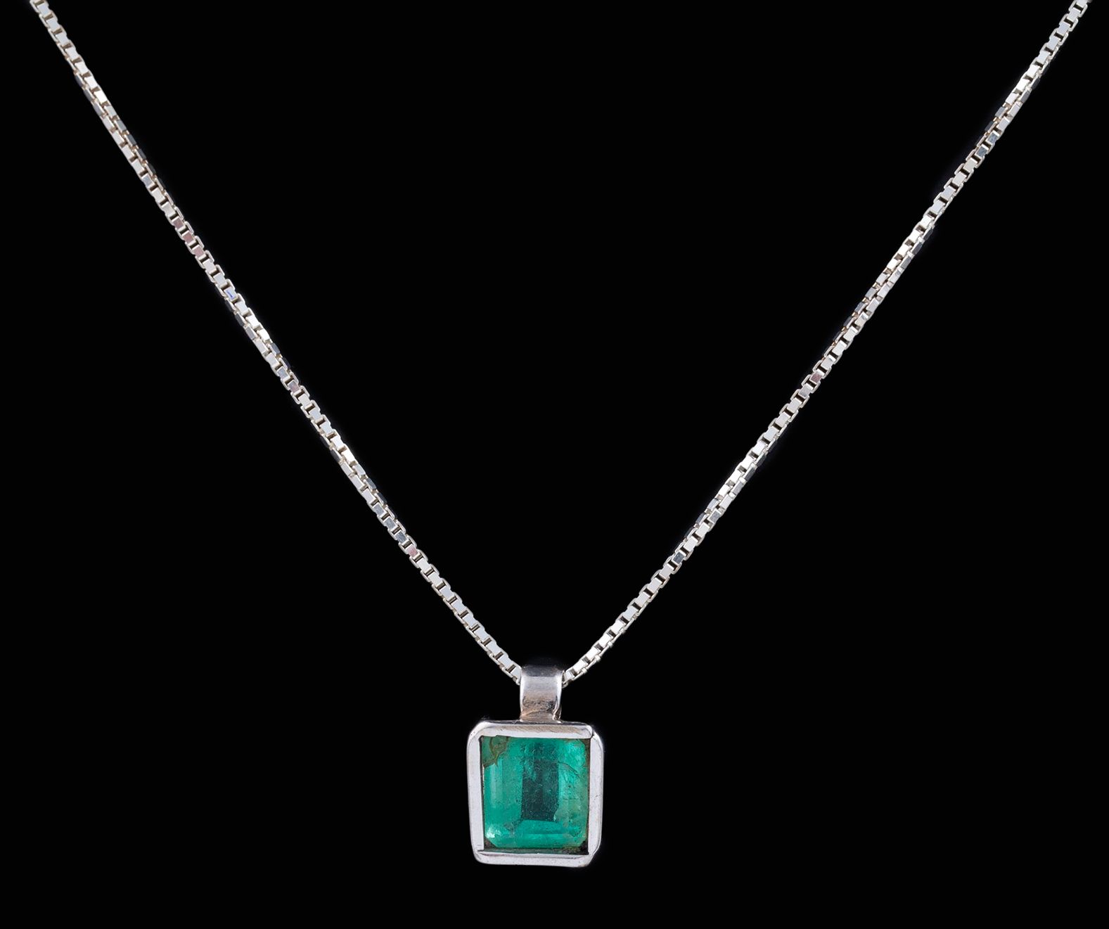 Null PENDANT IN 18KT GOLD, EMERALD AND STERLING SILVER CHAIN
Pendant made in 18k&hellip;