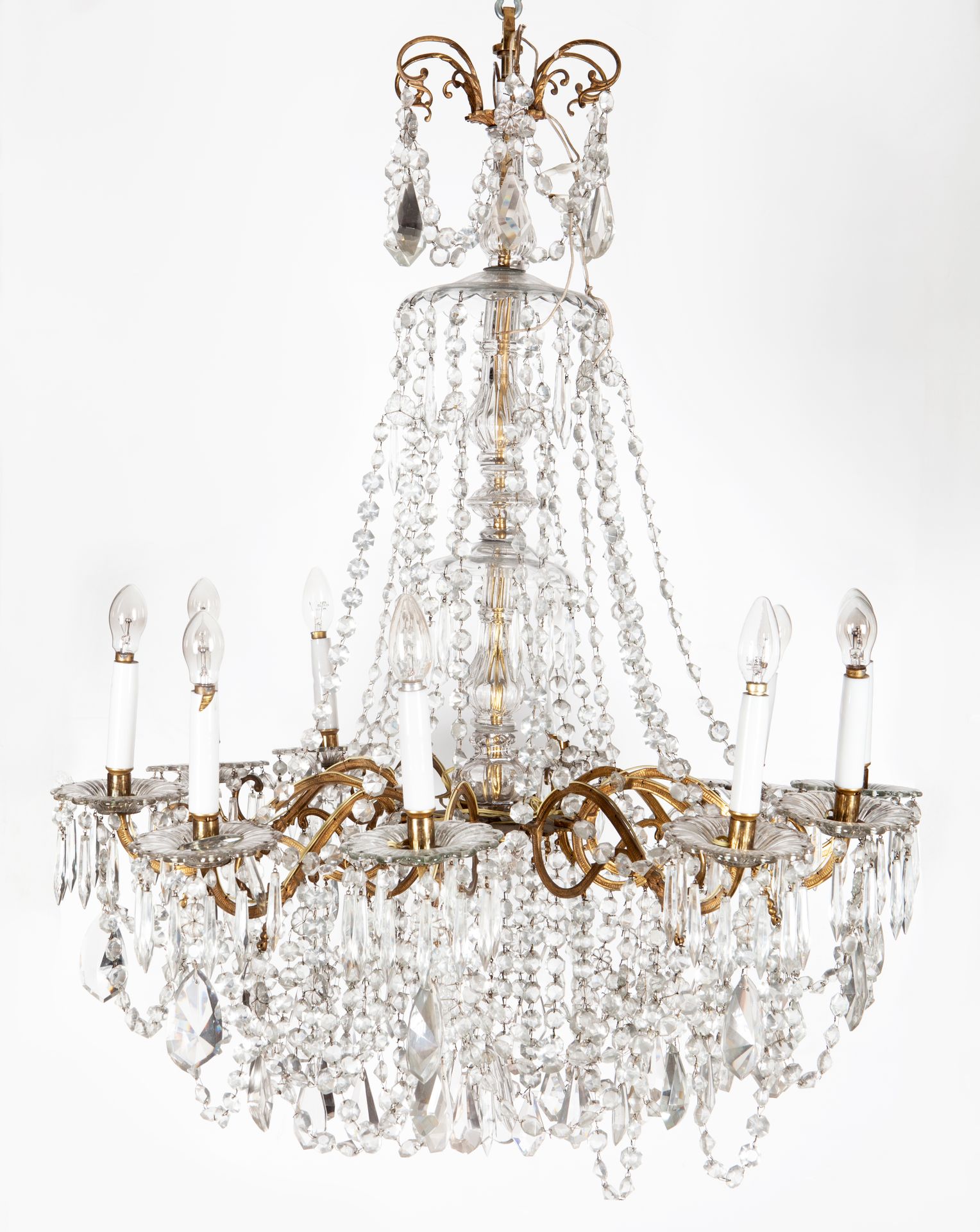 Null CRYSTAL AND GILDED BRONZE CHANDELIER WITH FIVE LIGHTS.
Measures: 85 x 64 cm&hellip;