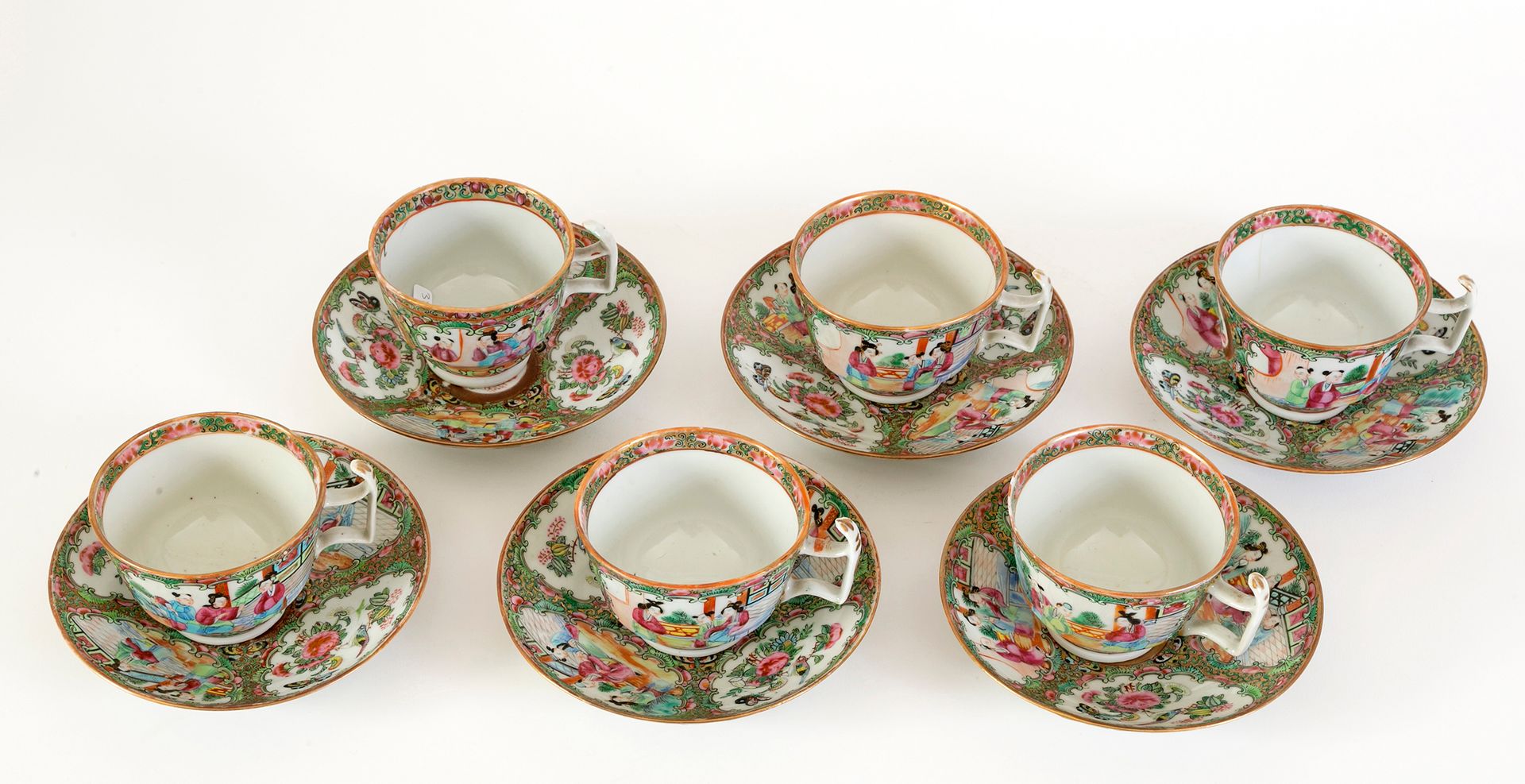 Null Chine, XIXe siècle 
Série de 6 tasses et 6 sous-tasses en porcelaine de Can&hellip;