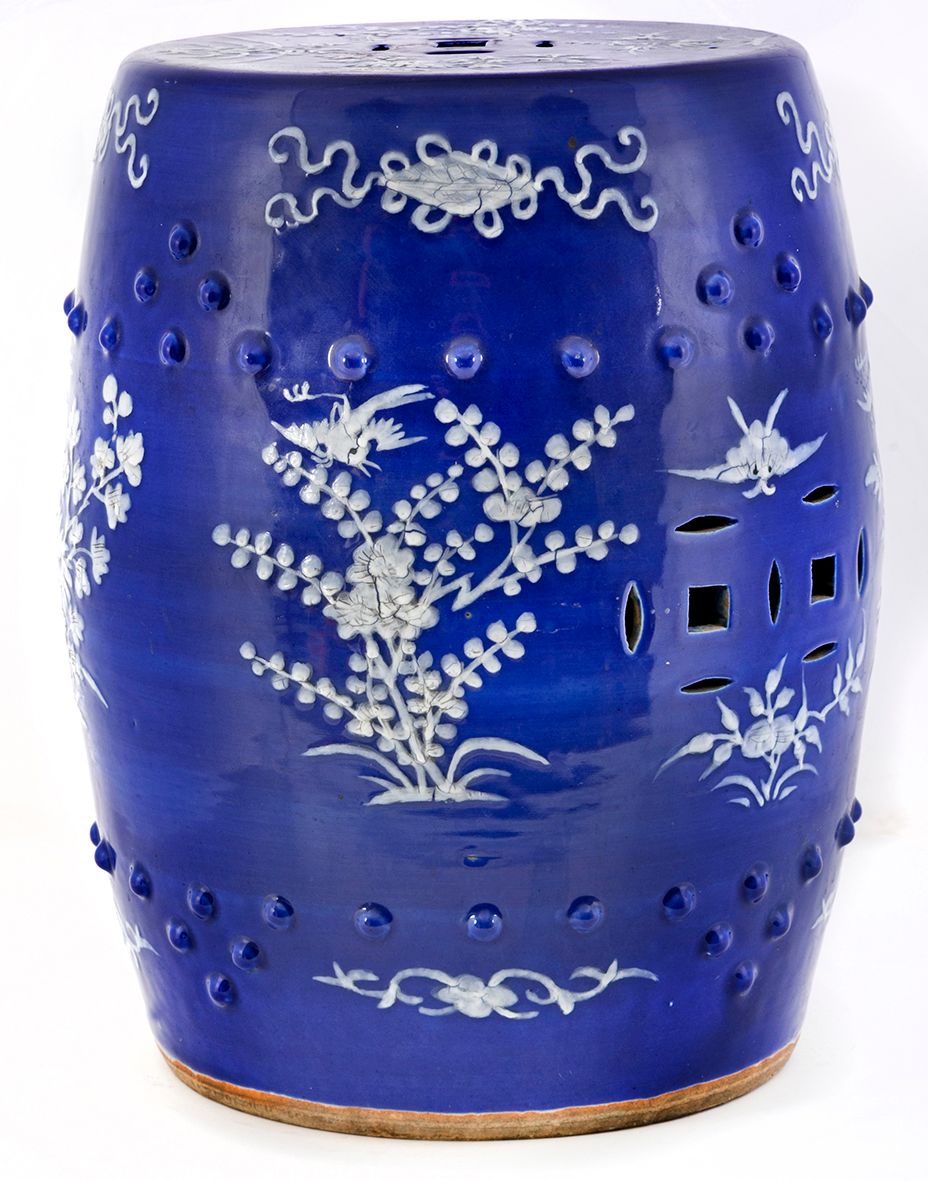 Null Chine XIXe siècle 
Tabouret en porcelaine ajourée à décor sur fond bleu de &hellip;