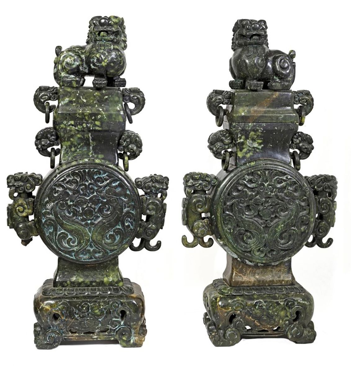 Null Chine, XXe siècle
Paire d’importants vases couverts en serpentine sculptée &hellip;